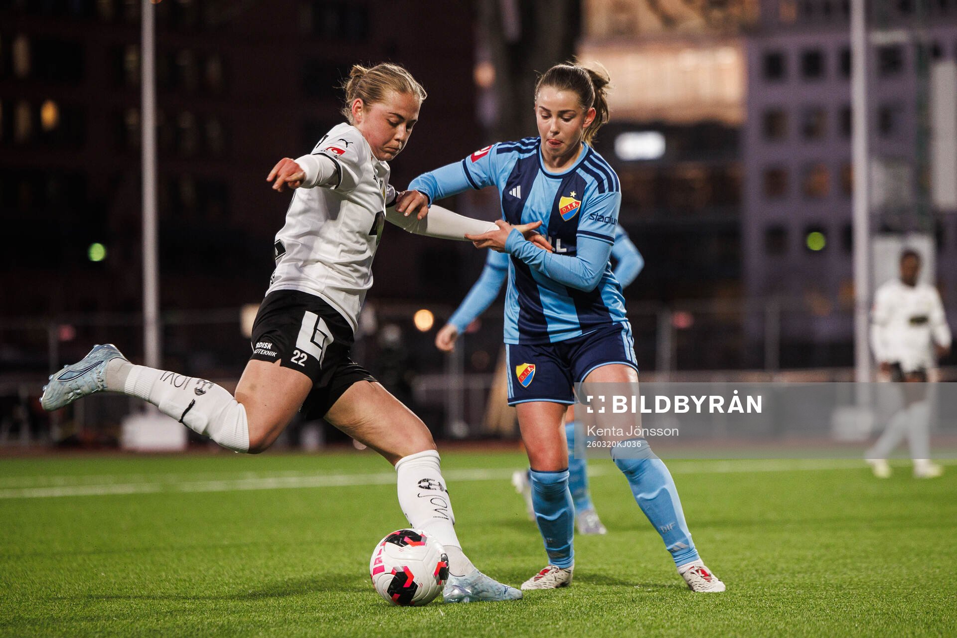 Häckens Paulina Nyström och Djurgårdens Elsa Pelgander