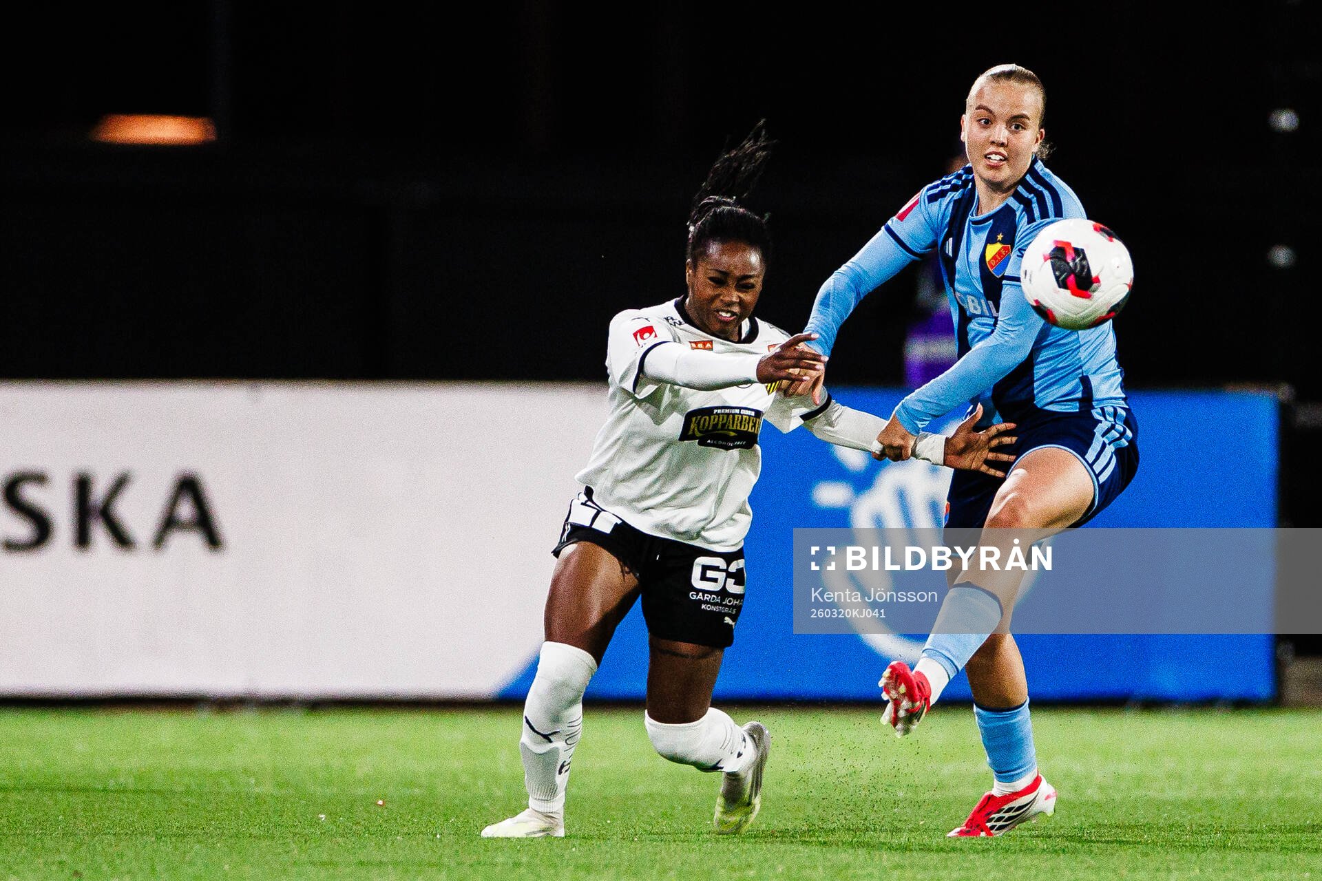 Häckens Monica Jusu Bah och Djurgårdens Elin Westlund