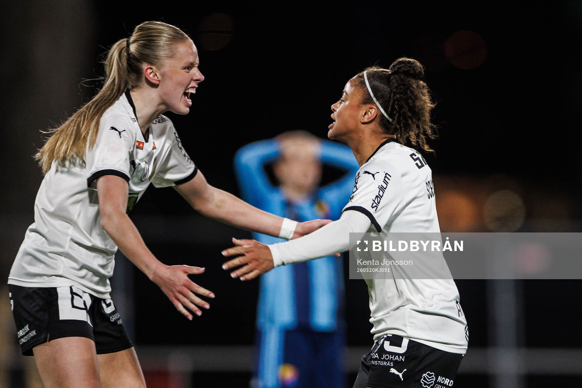 Häckens Felicia Schröder jublar med Thelma Pálmadottir
