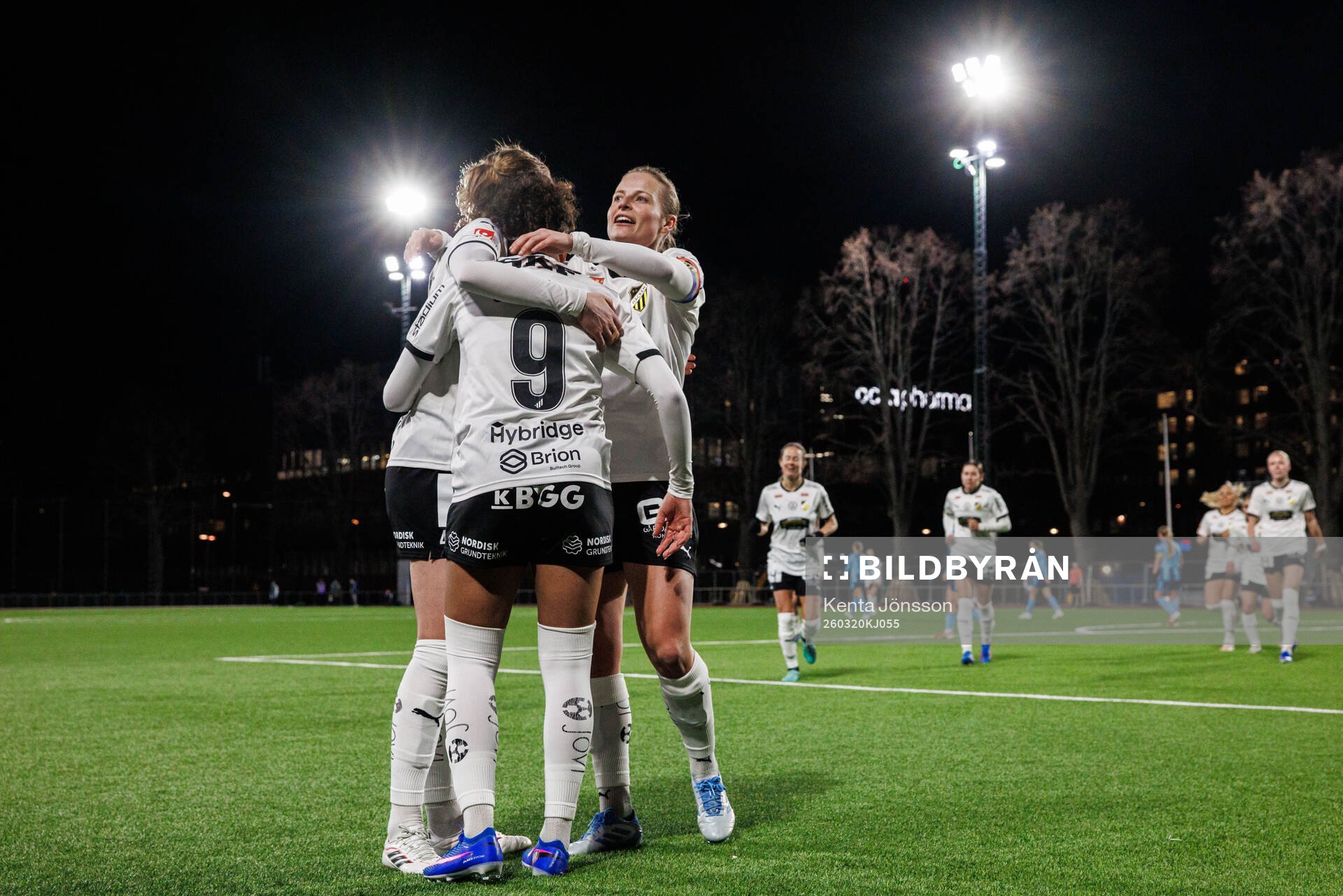 Häckens Felicia Schröder jublar med Anna Anvegård