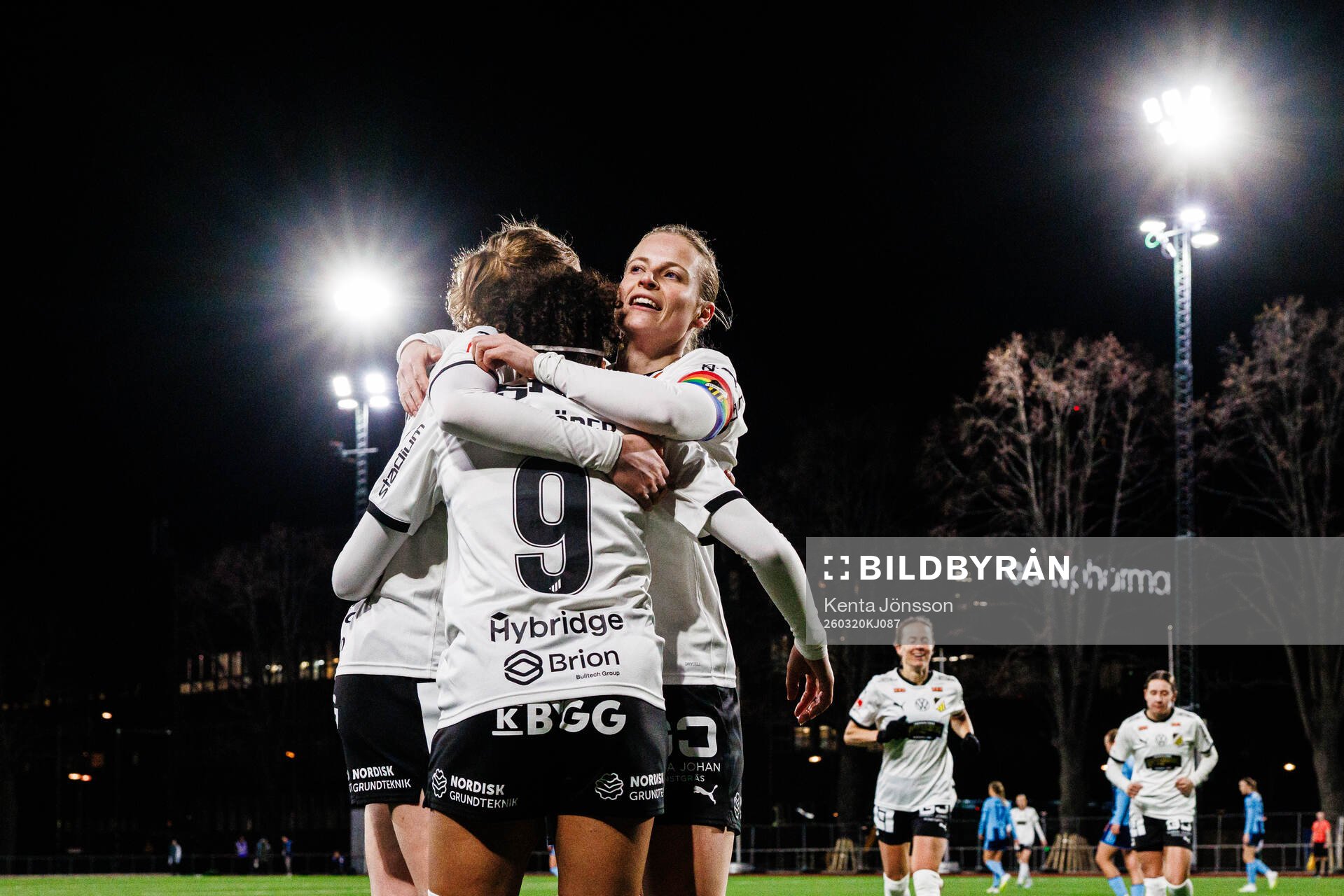 Häckens Felicia Schröder och Anna Anvegård jublar