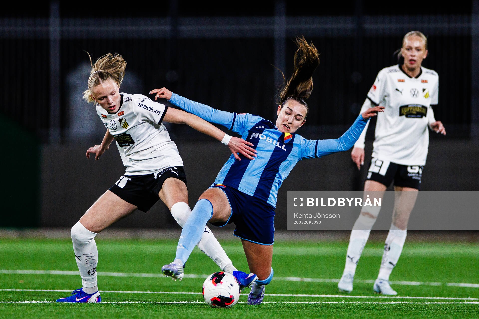 Häckens Thelma Karen Palmadottir och Djurgårdens Lucia
