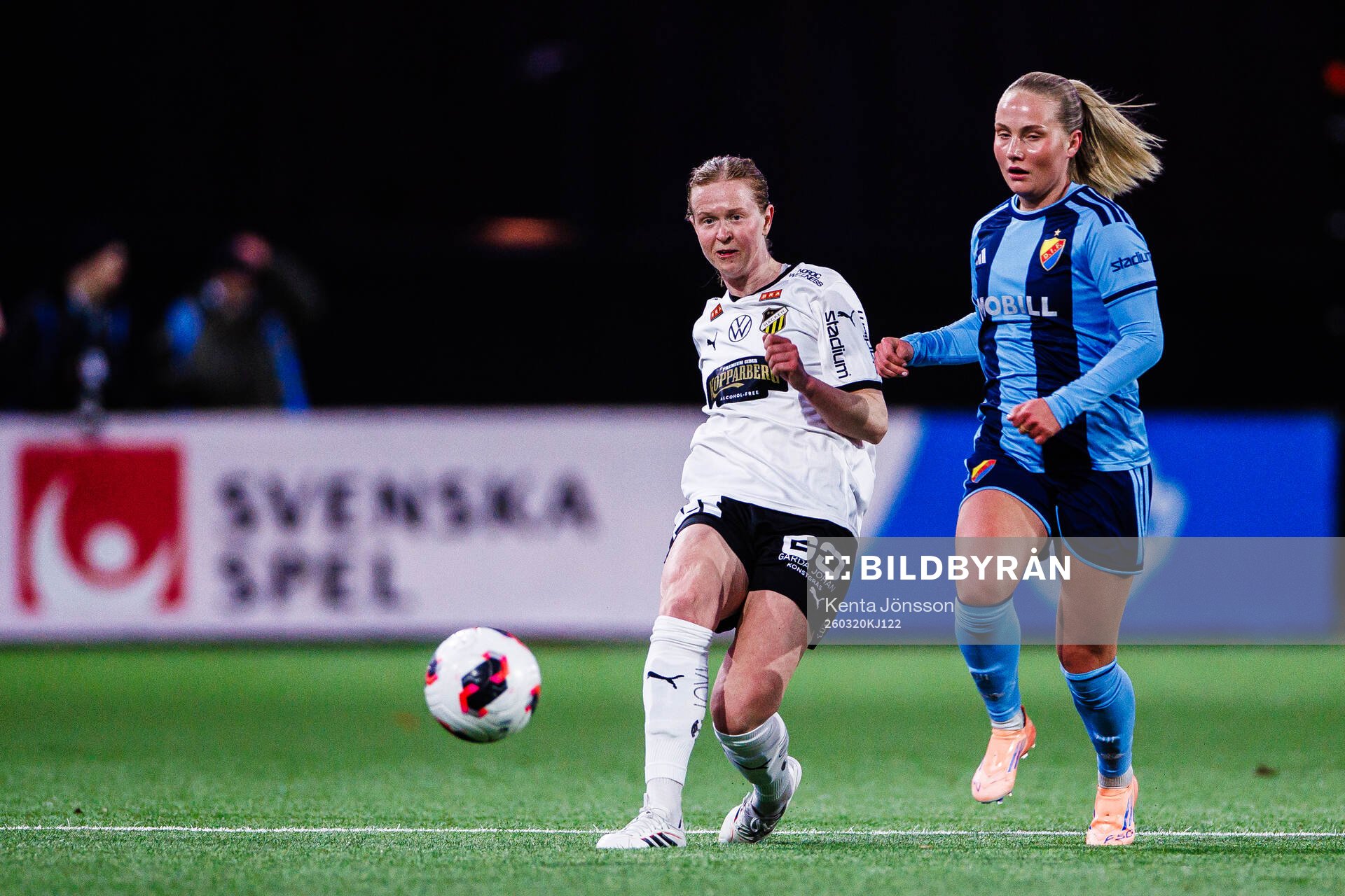 Häckens Emma Östlund och Djurgårdens Maria Olafsdottir