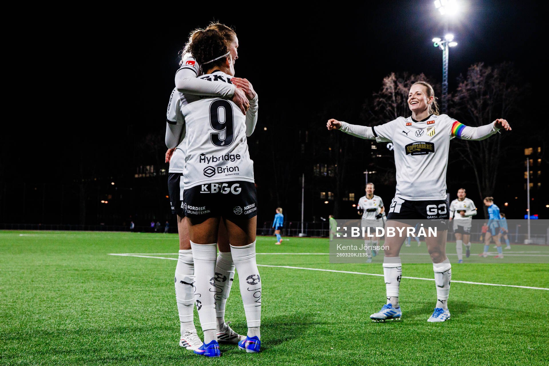 Häckens Felicia Schröder och Anna Anvegård jublar