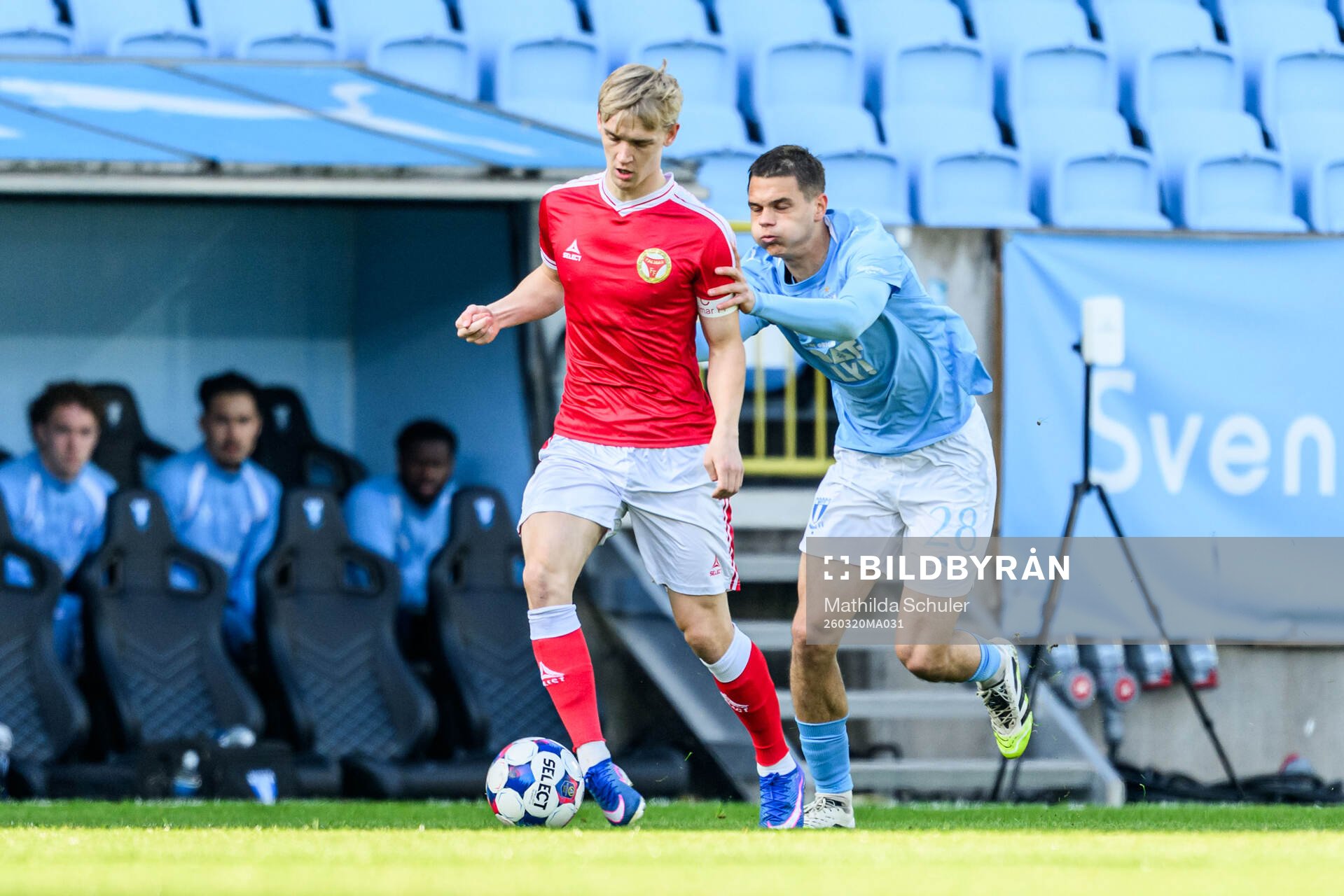 Kalmars Carl Gustafsson och Malmö FFs Jovan Milosavljevic