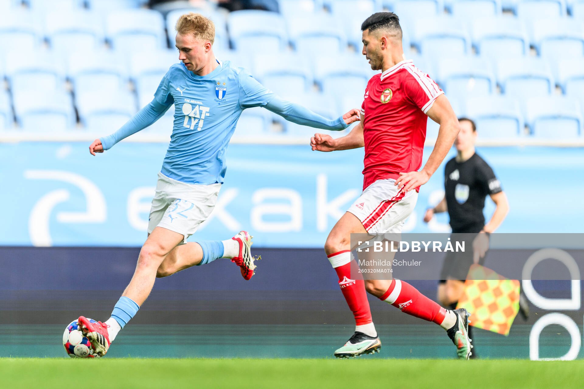 Malmö FFs Daniel Gudjohnsen och Kalmars Achraf Dari