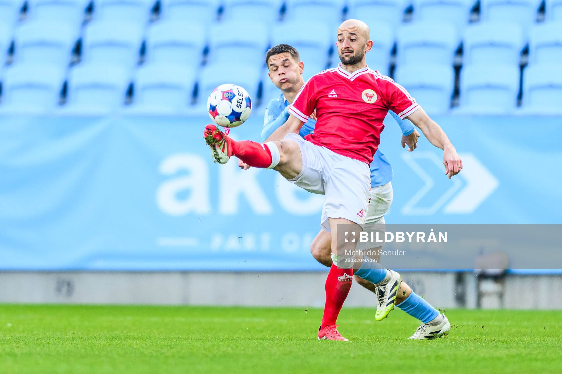 Kalmars Robert Gojani och Malmö FFs Jovan Milosavljevic