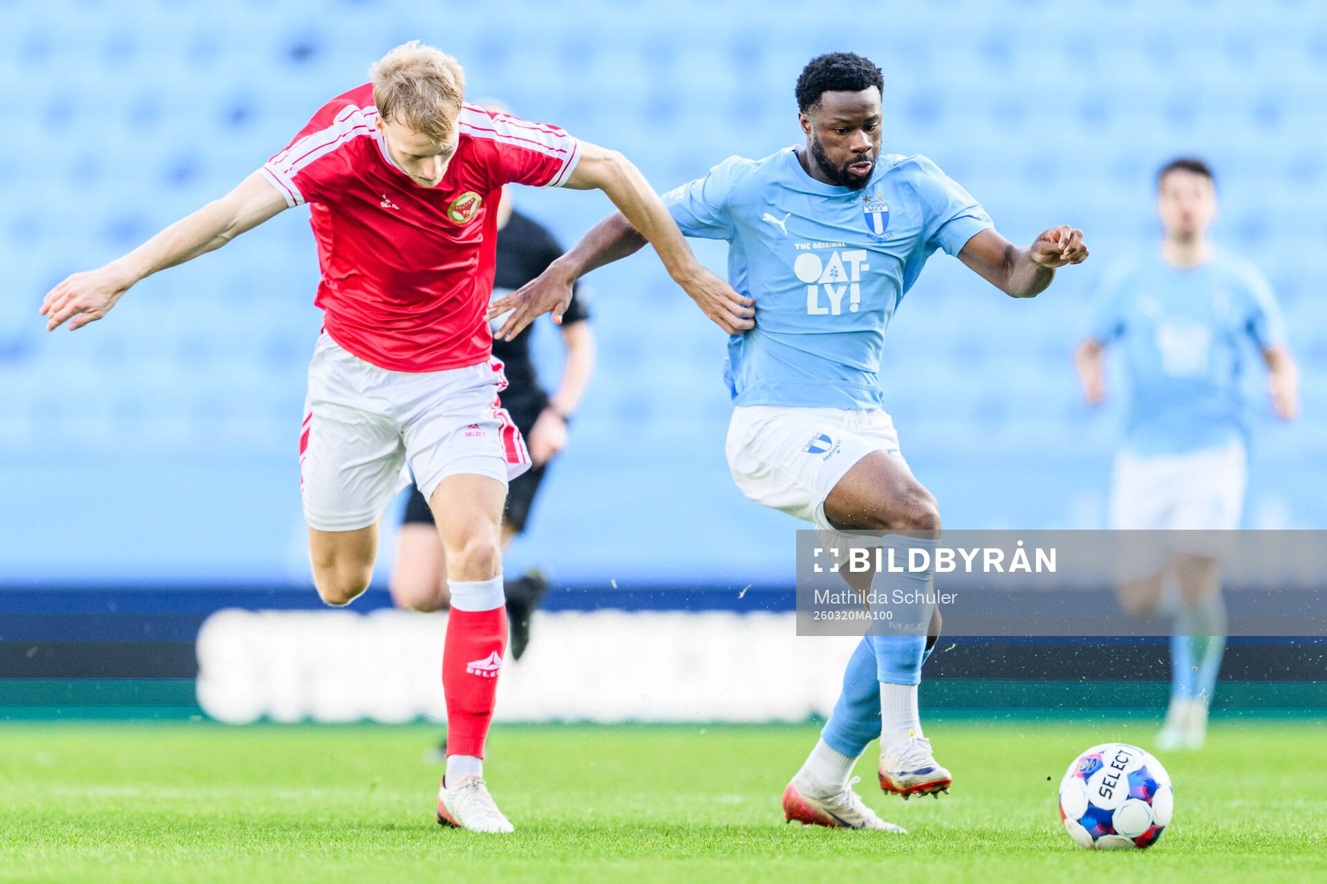 Kalmars Carl Gustafsson och Malmö FFs Emmanuel Ekong