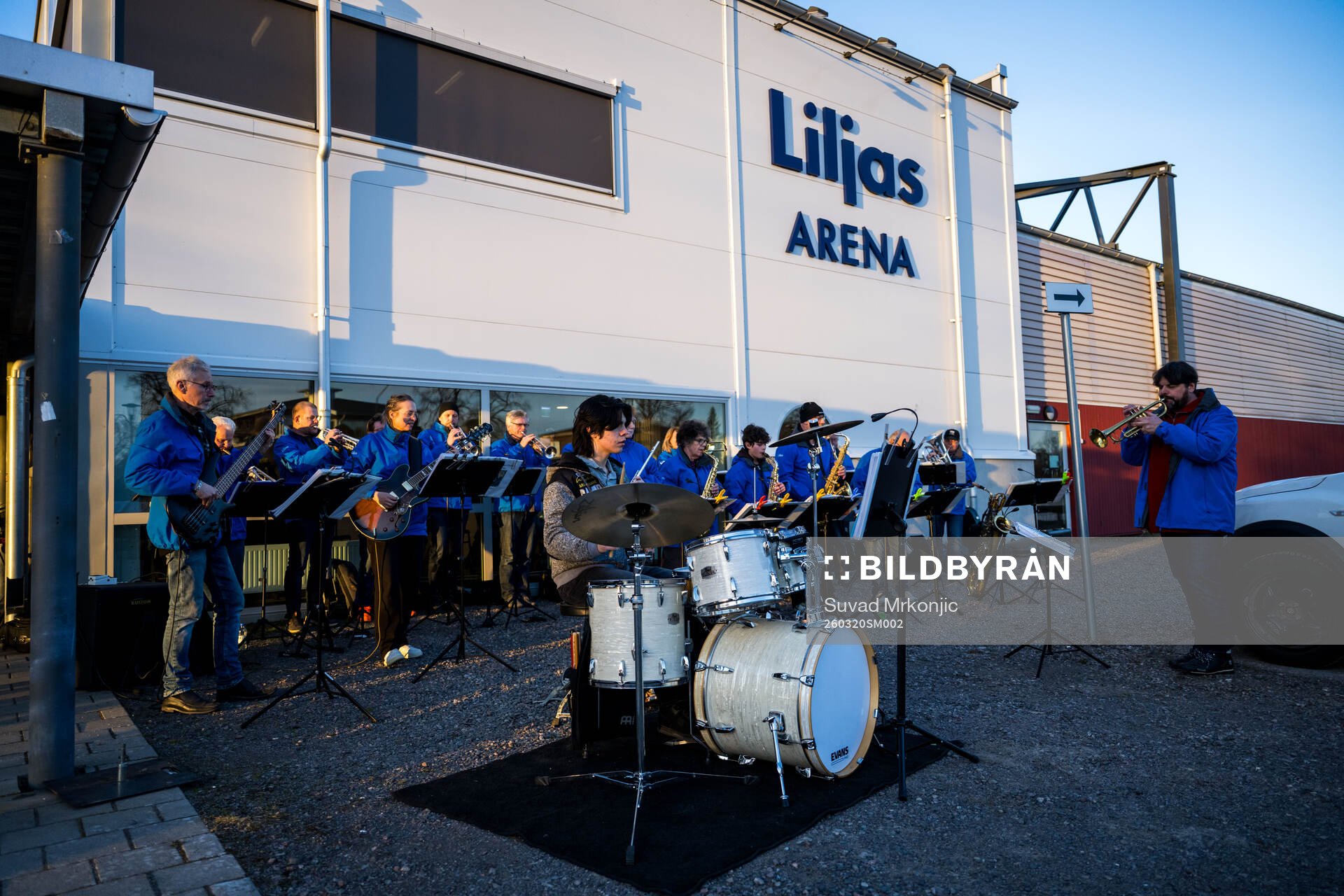 En orkester spelar utanför Liljas Arena
