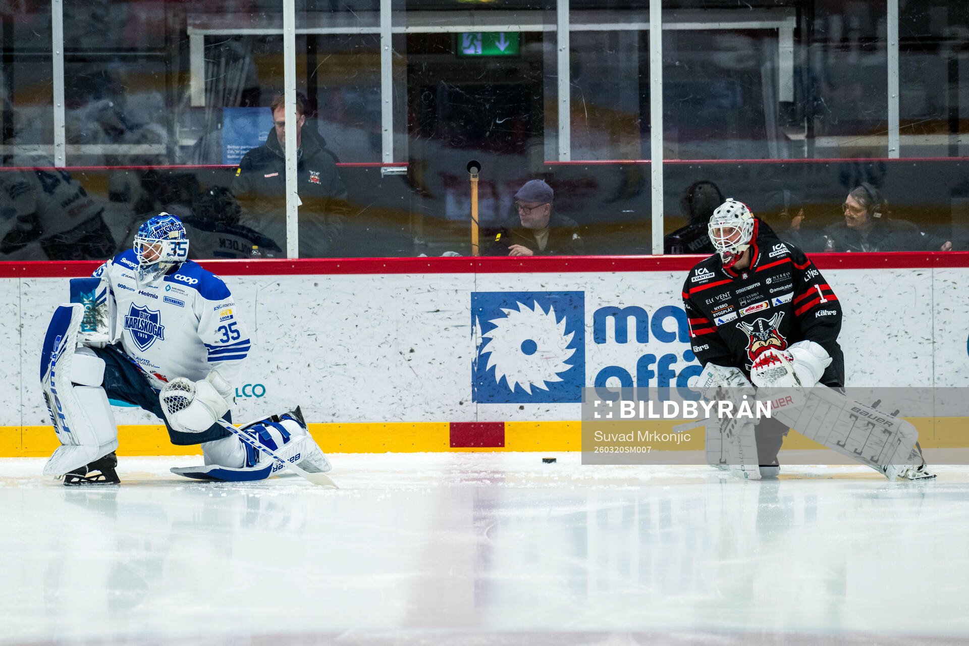 Karlskogas målvakt Lars Volden och Nybros målvakt Tex
