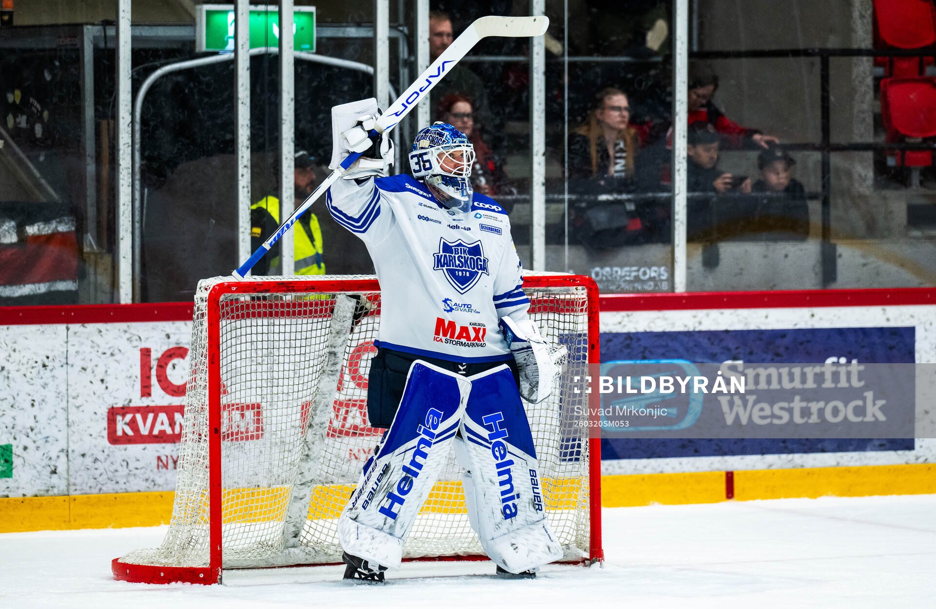 Karlskogas målvakt Lars Volden jublar
