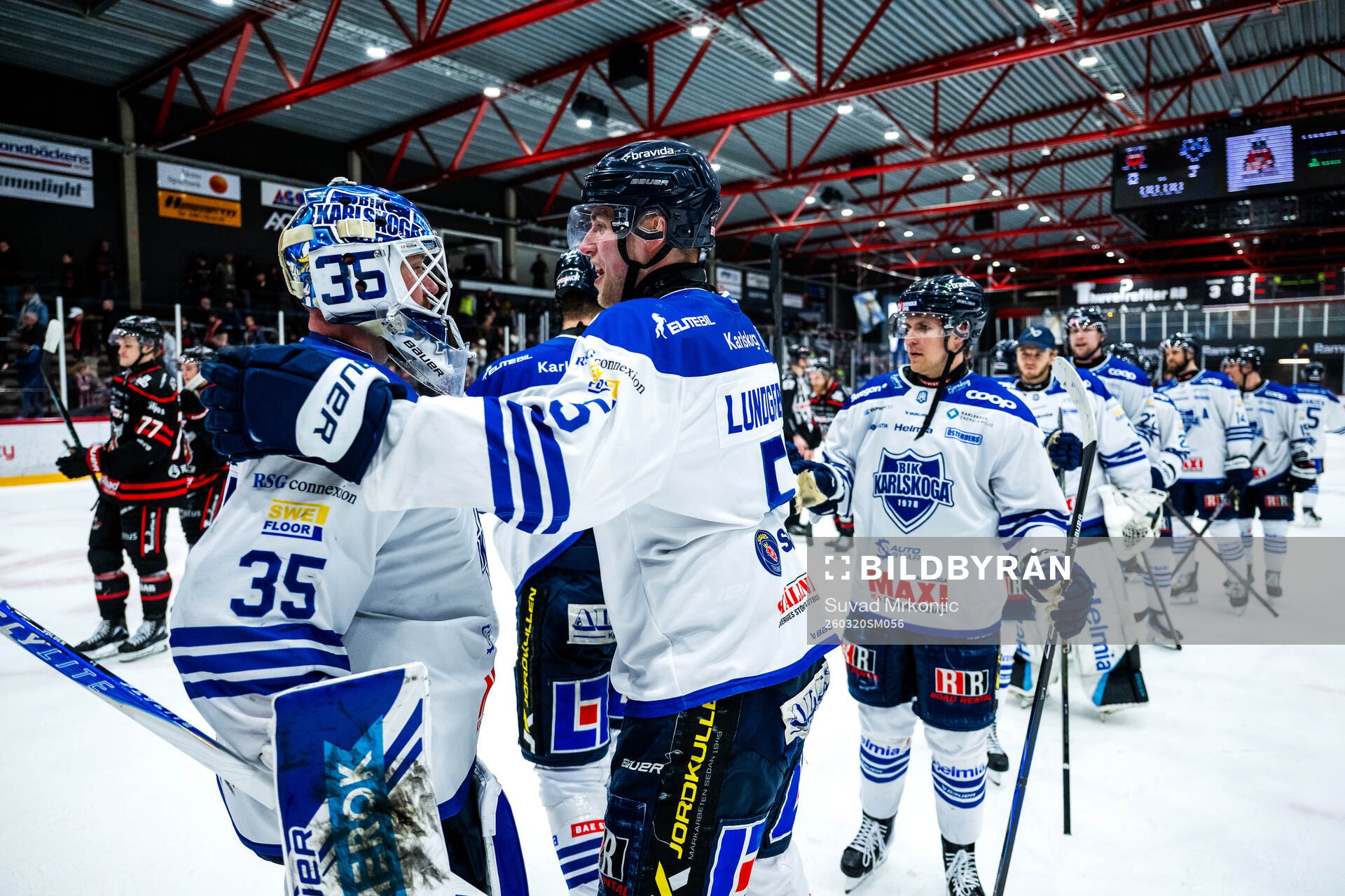 Karlskogas målvakt Lars Volden och Jonatan Lundgren jublar