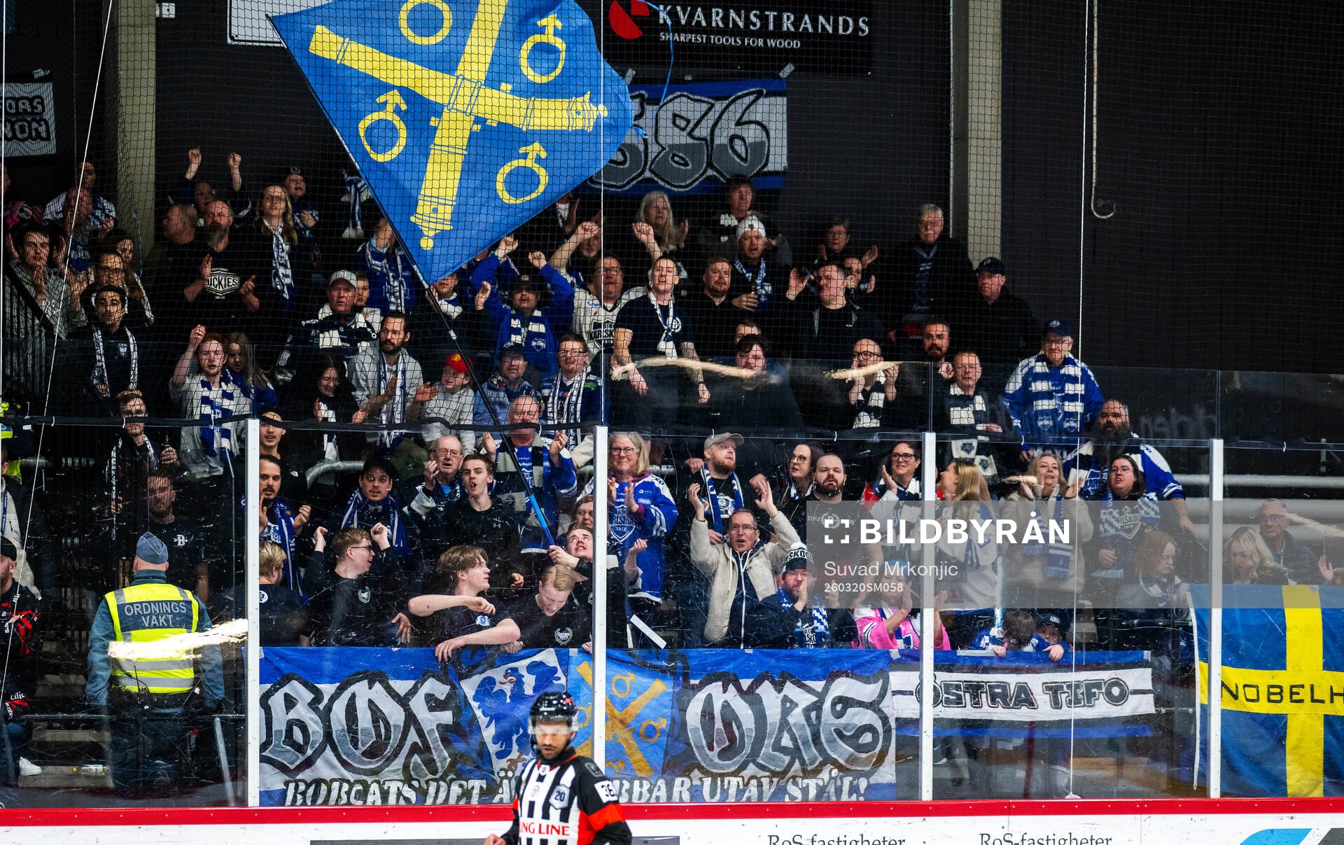 Karlskogas supportrar jublar