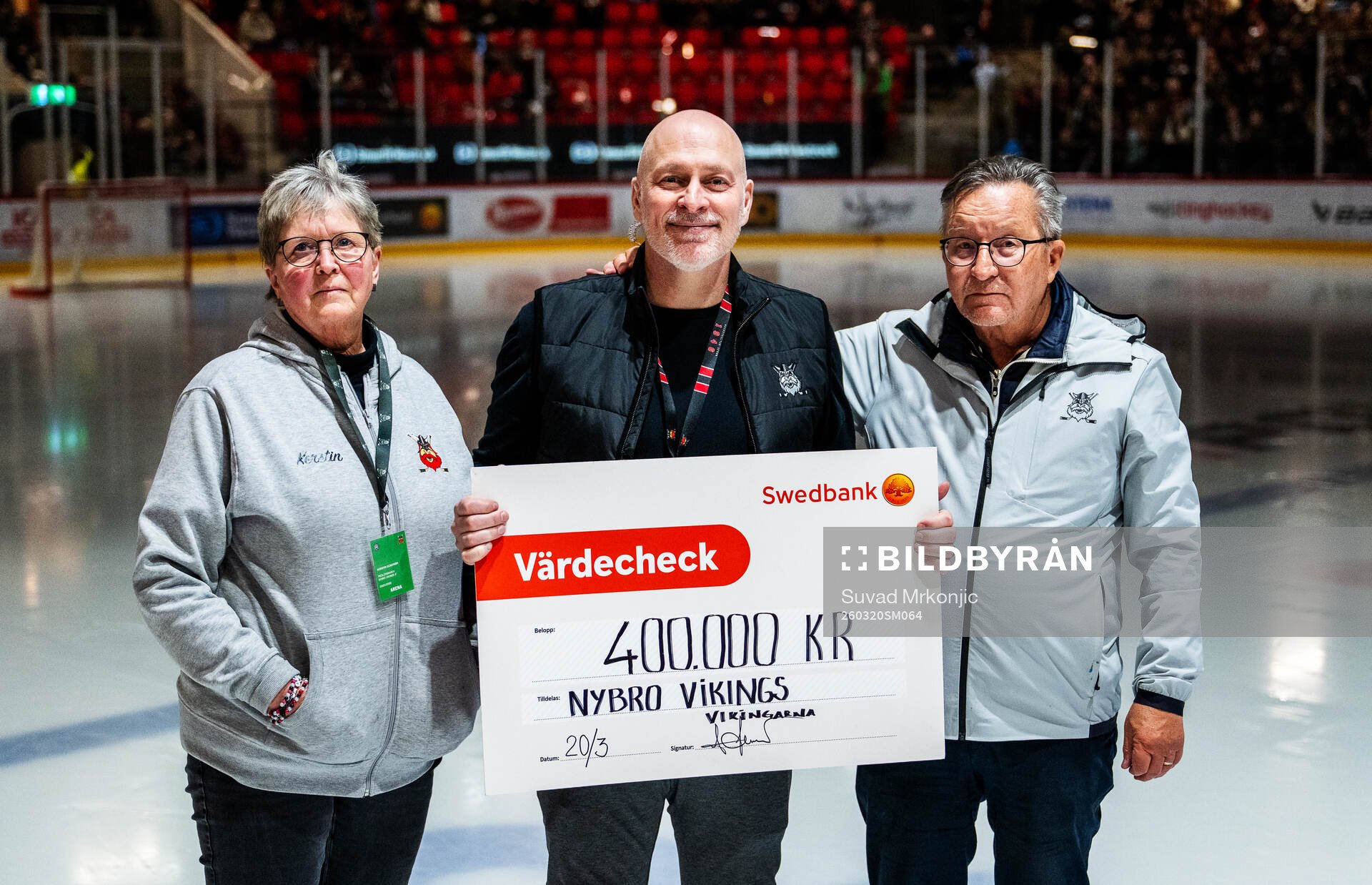Nybros klubbdirektör Anders Westring erhöll en check