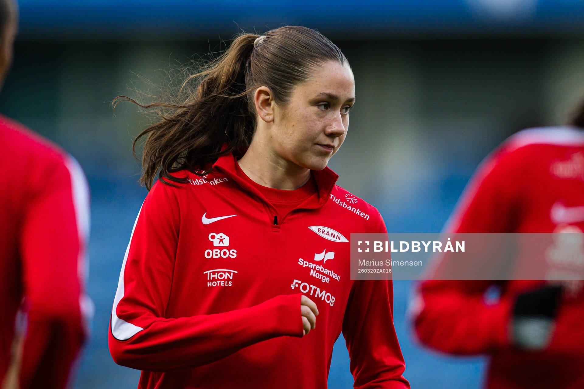 Carina Wik Alfredsen of Brann warms up