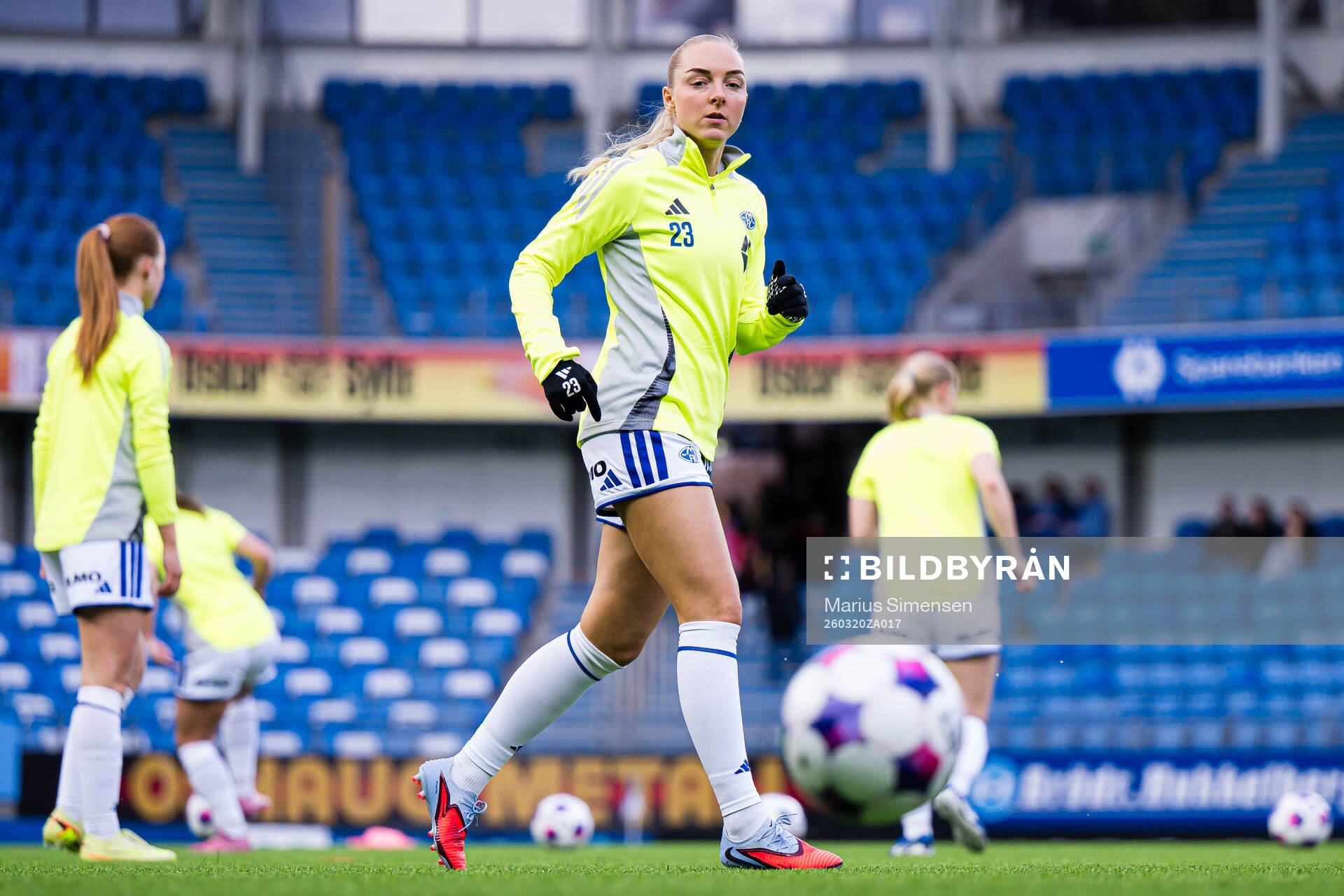 Andrine Schøn Outzen of Molde warms up