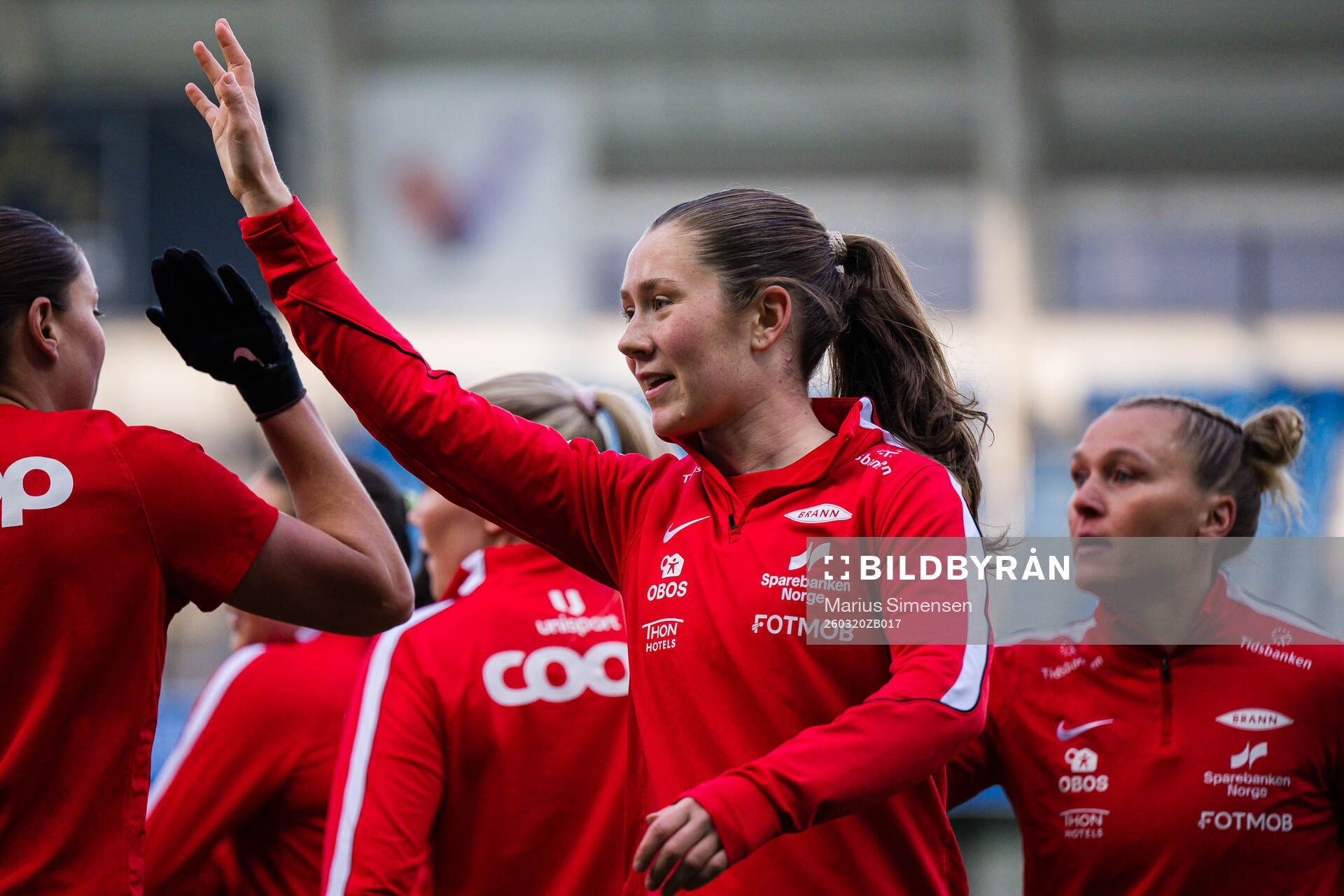 Carina Wik Alfredsen of Brann warms up