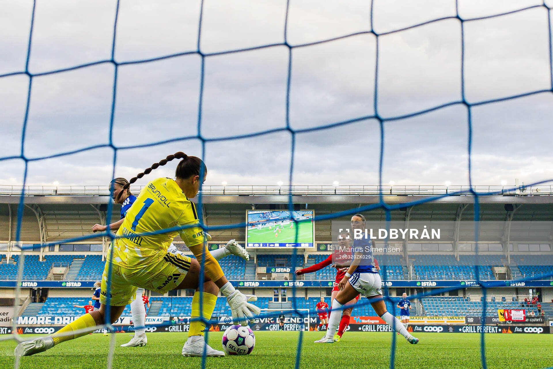 Karoline Haugland of Brann missing a chance to score