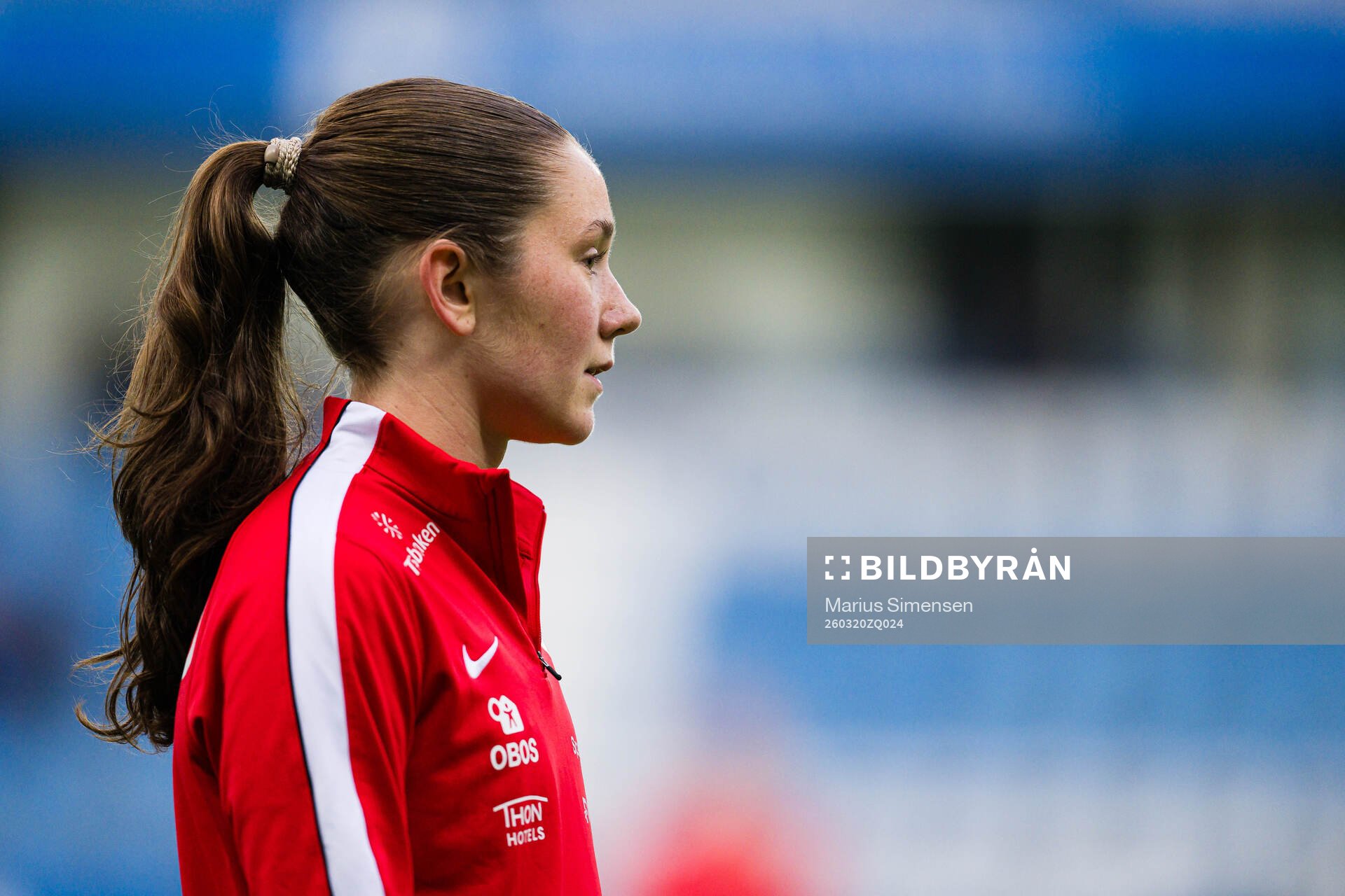 Carina Wik Alfredsen of Brann warms up