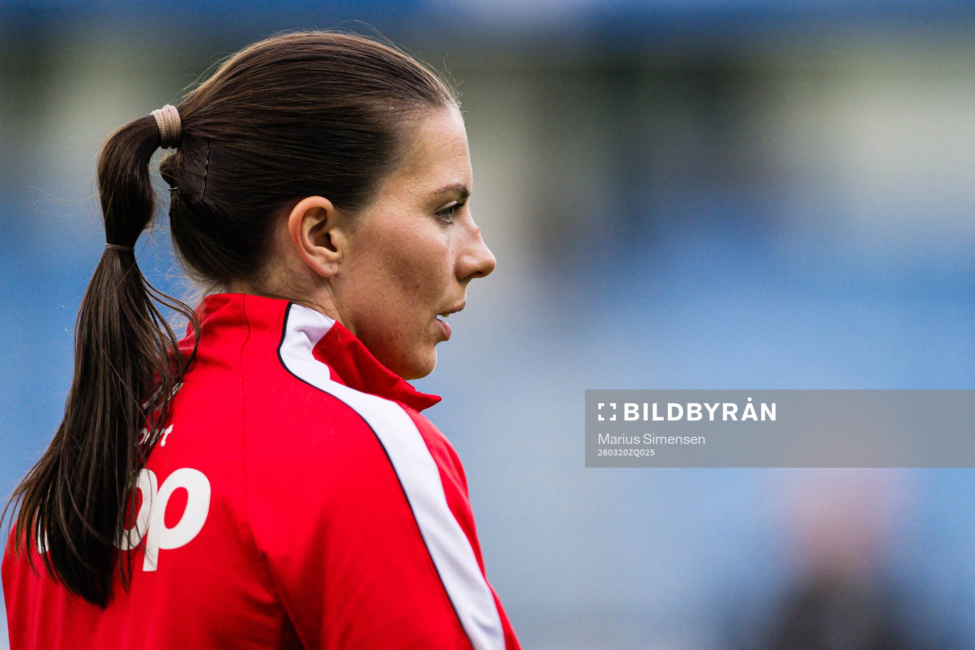 Cecilie Redisch Kvamme of Brann warms up