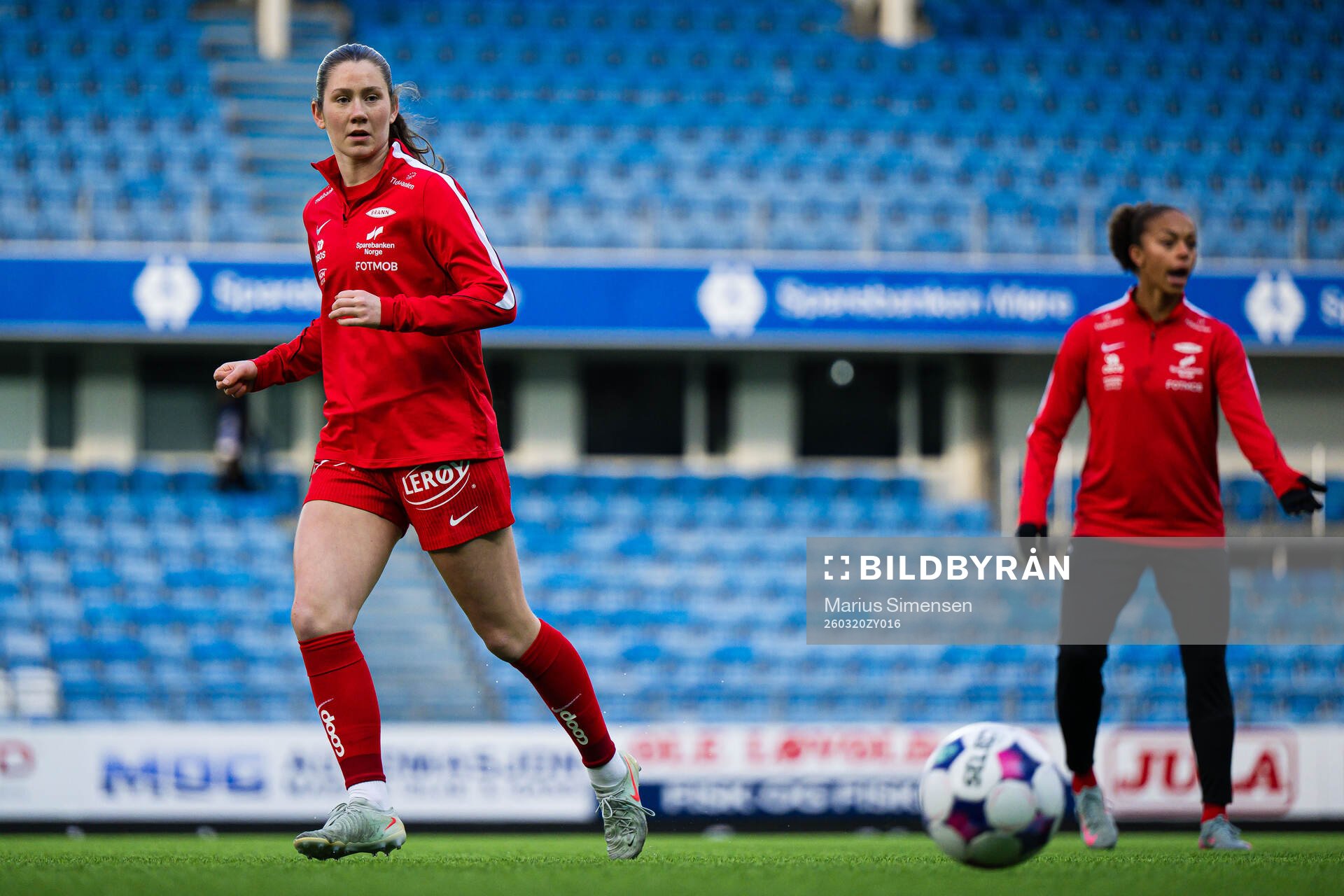 Carina Wik Alfredsen of Brann warms up
