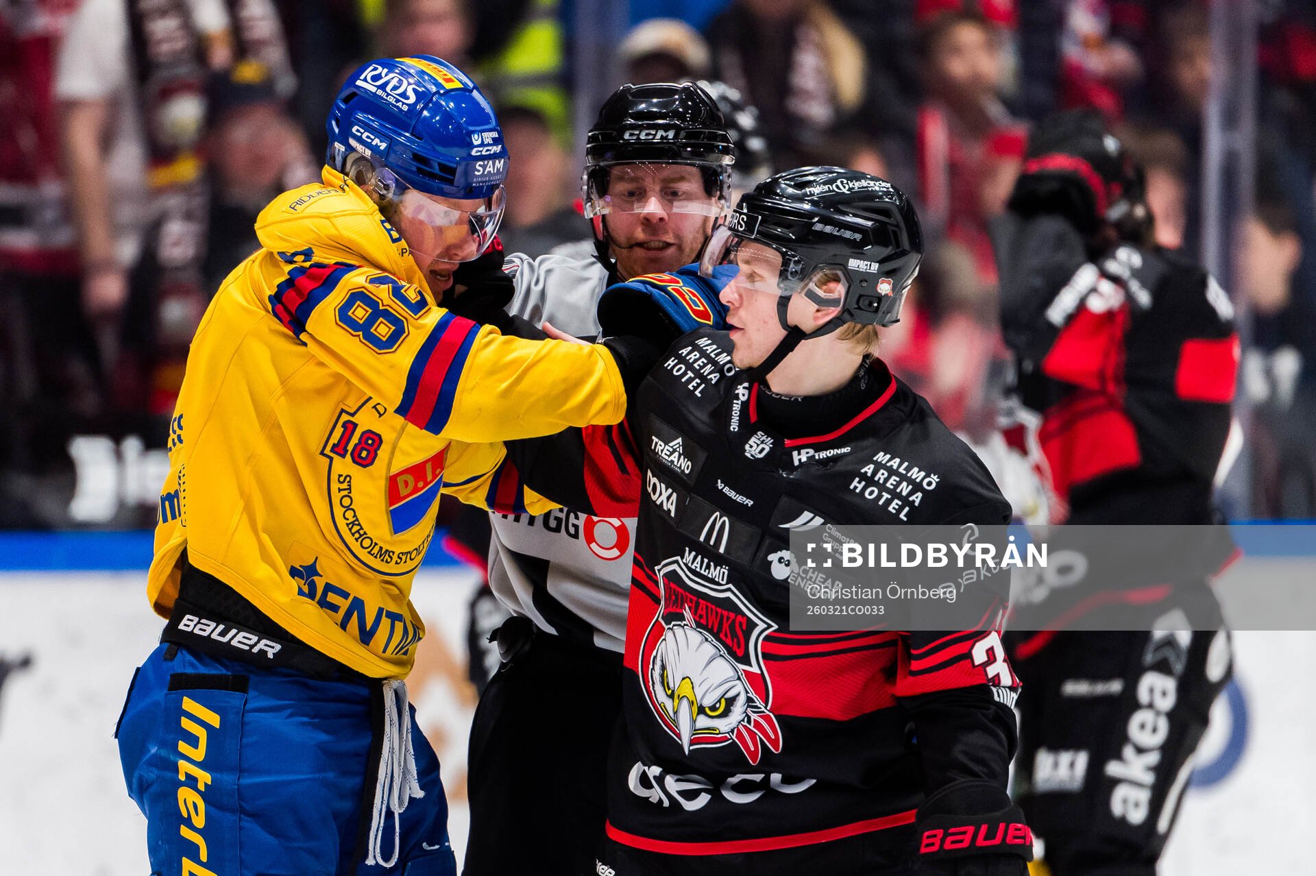 Djurgårdens Colby Sissons och Malmö Redhawks Joona Ikonen