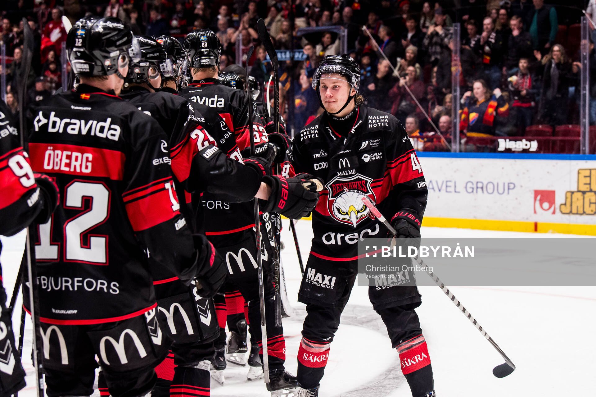 Malmö Redhawks Lauri Pajuniemi och spelare jublar