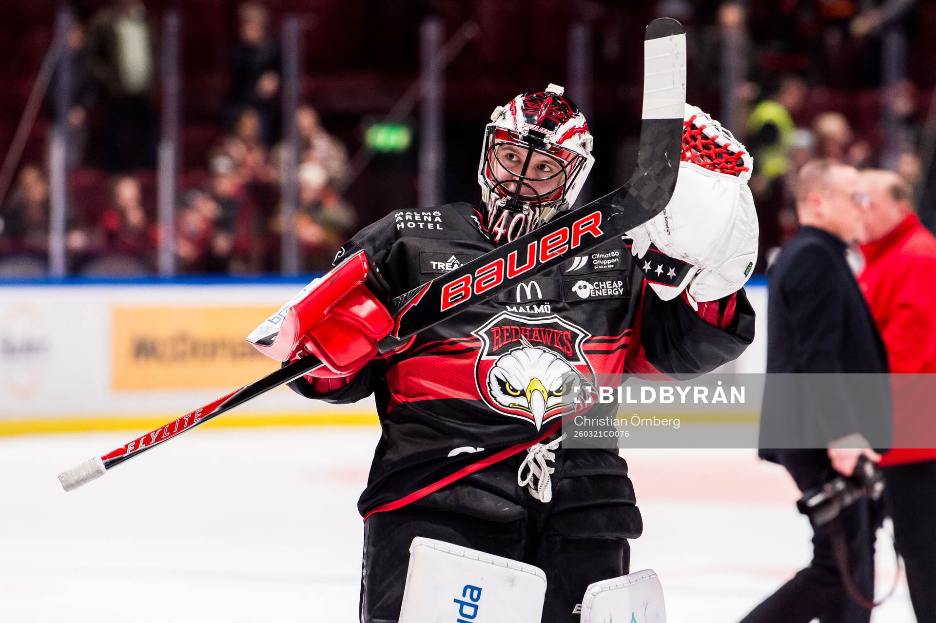 Malmö Redhawks målvakt Oskar Blomgren jublar