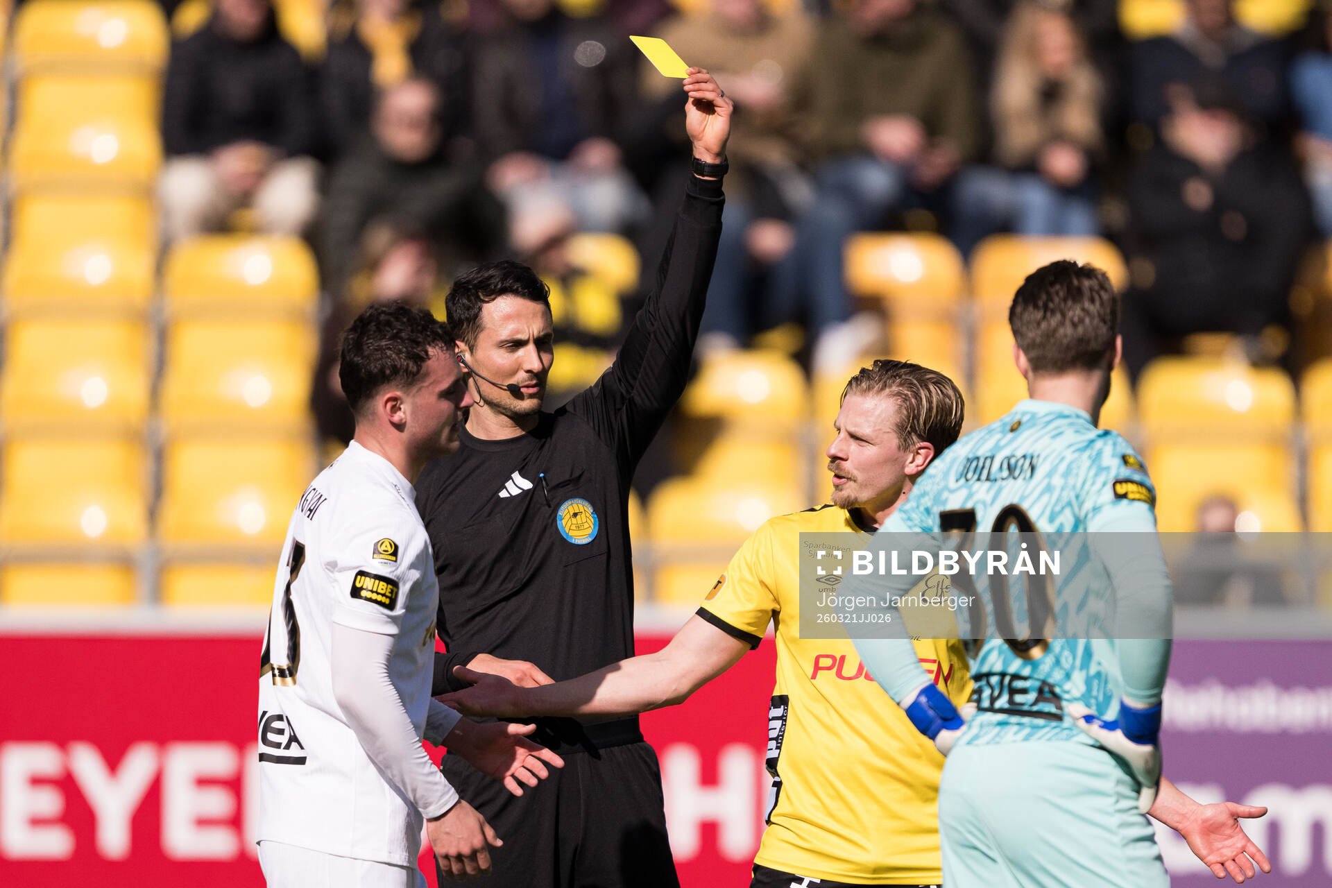 AIKs Áron Csongvai och Domare Adi Aganovic och Elfsborgs