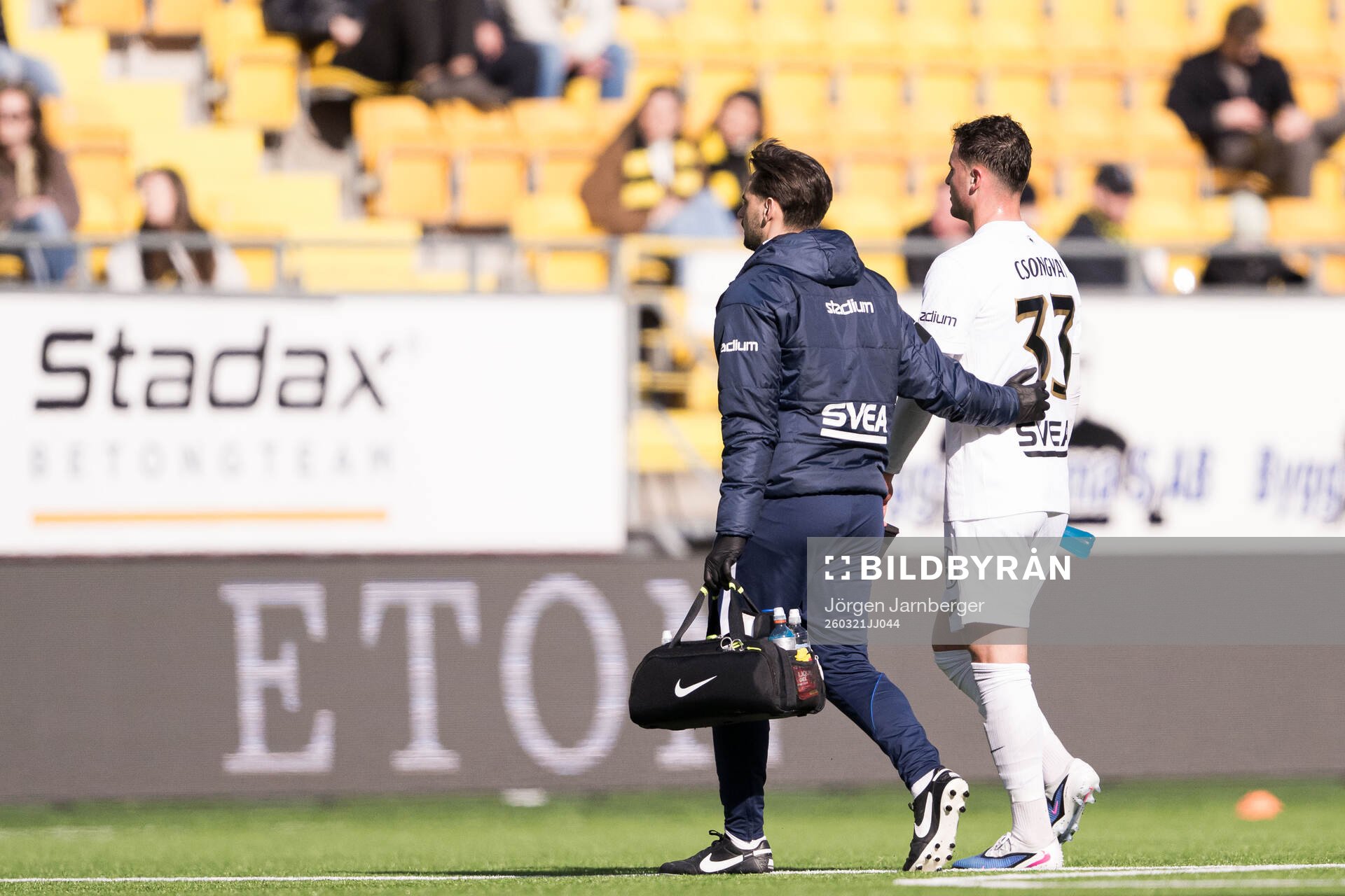 AIKs Áron Csongvai lämnar planen