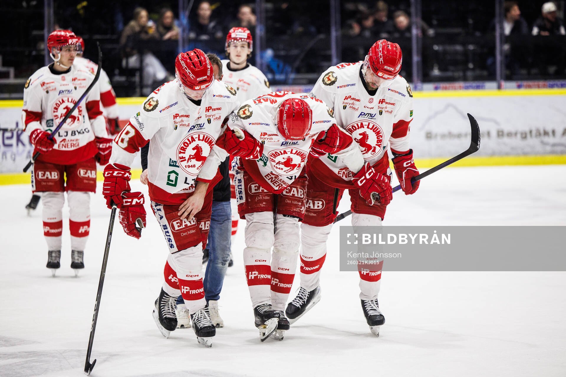 Troja/Ljungbys Albin Nilsson får hjälp av isen