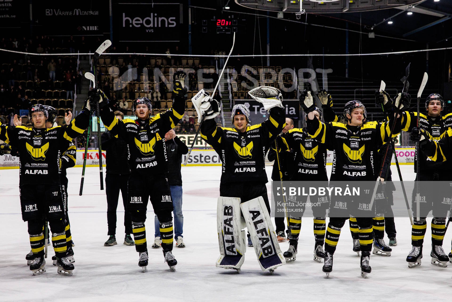 Västerås Oskar Kvist och målvakt Oliver Håkansson jublar