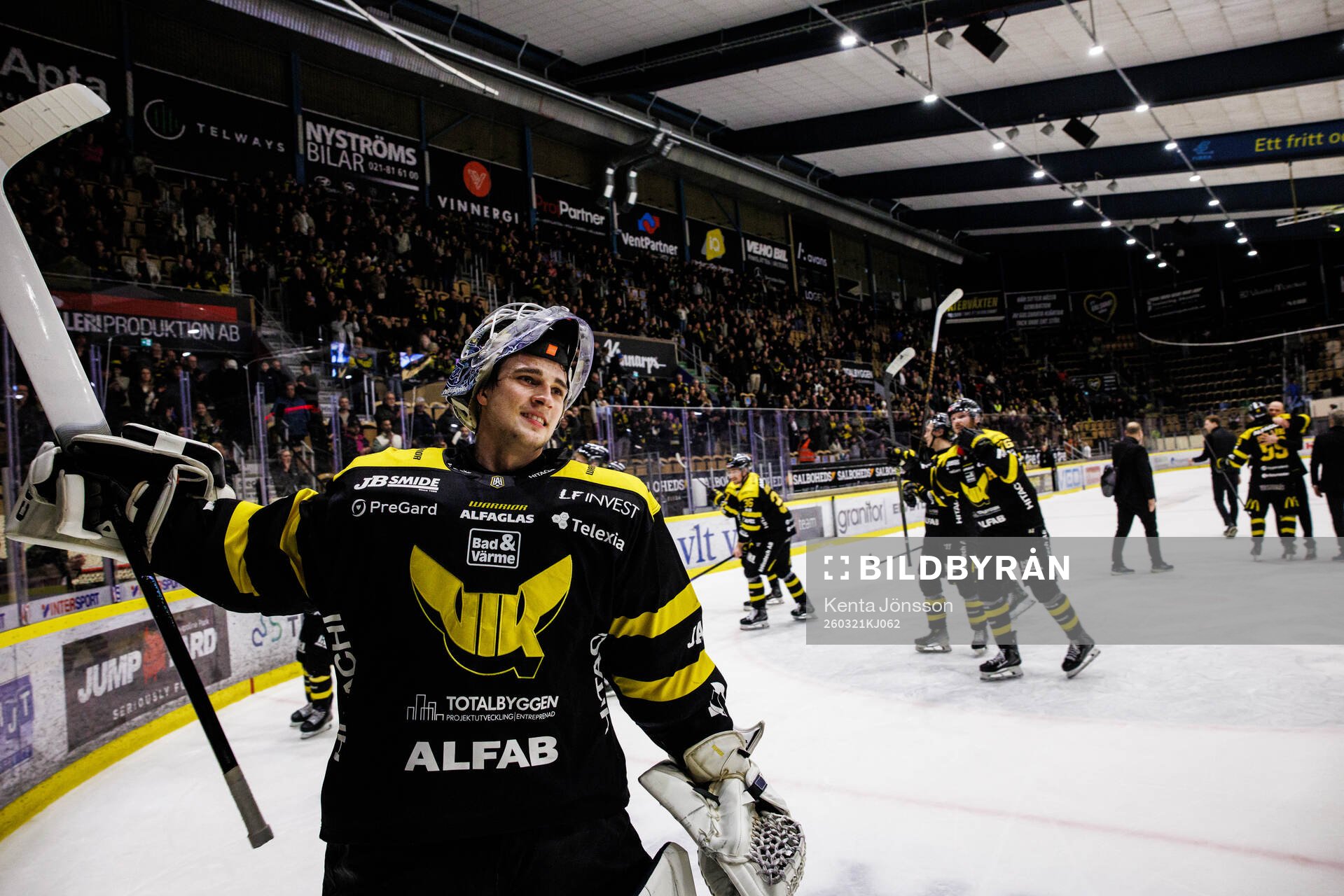 Västerås målvakt Oliver Håkansson jublar