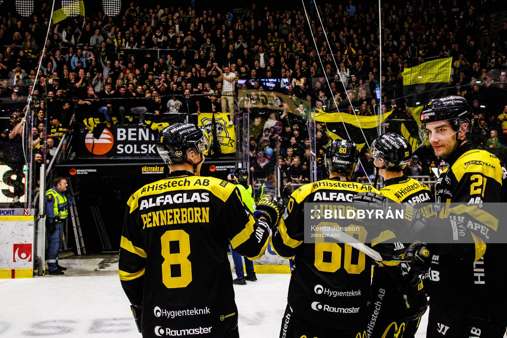 Västerås ssupportrar och spelare jublar