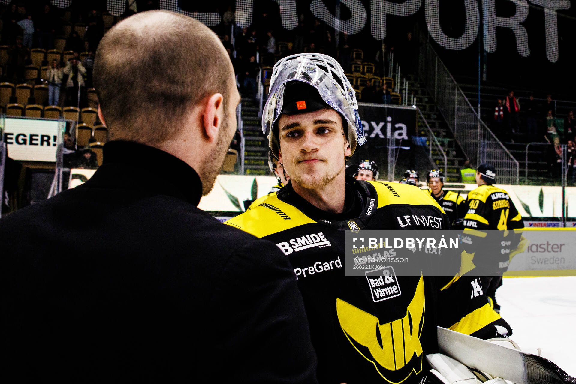 Västerås målvakt Oliver Håkansson jublar med tränare