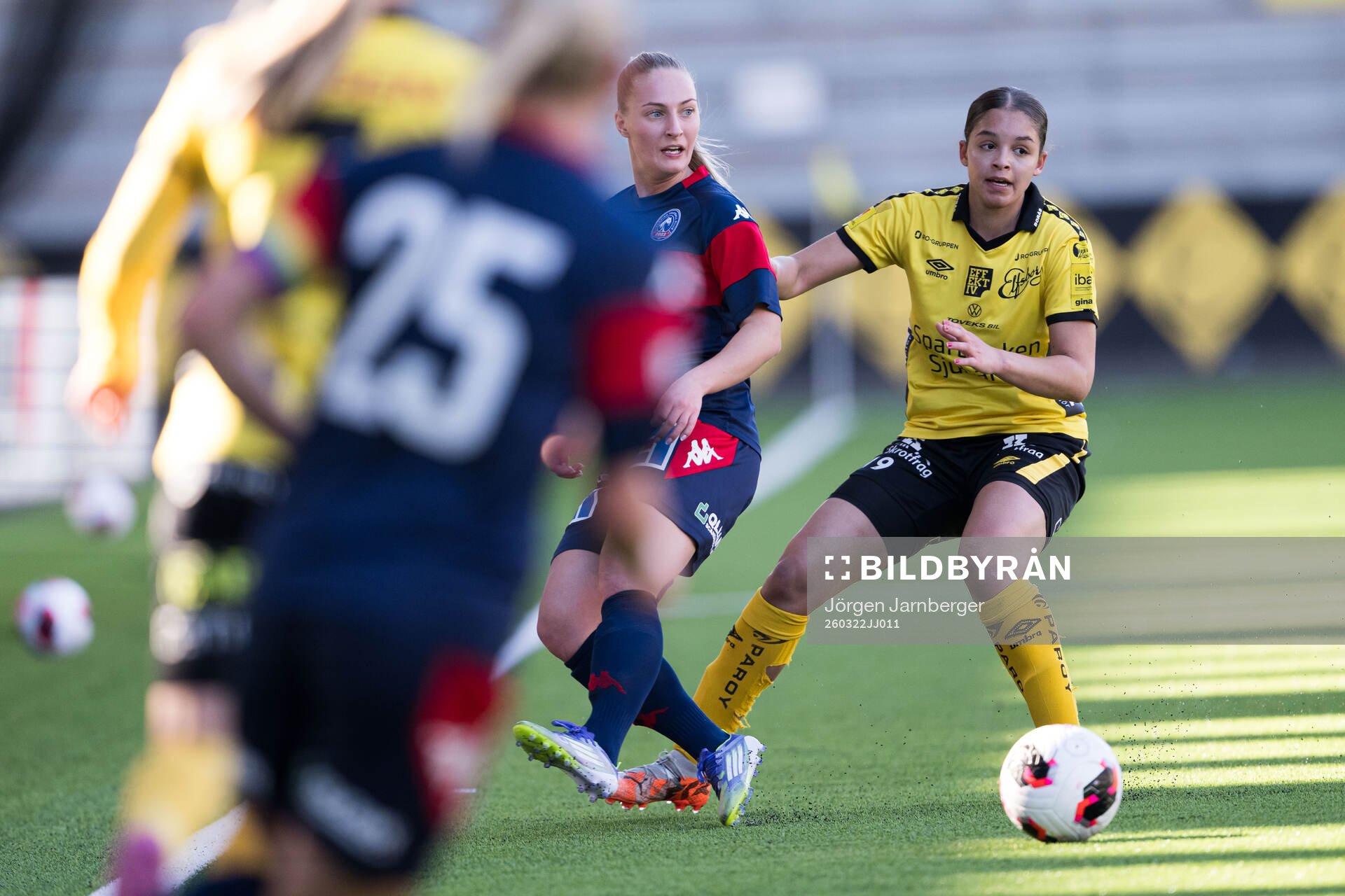 Linköpings Emma Viklund och Elfsborgs Jennifer Brinck