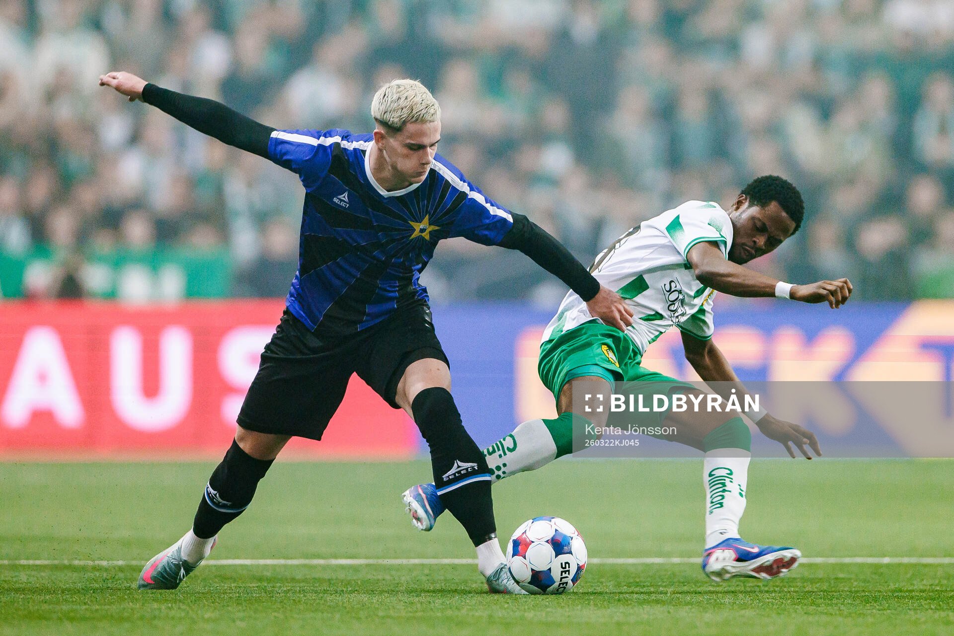 Sirius Robbie Ure och Hammarbys Frank Junior Adjei