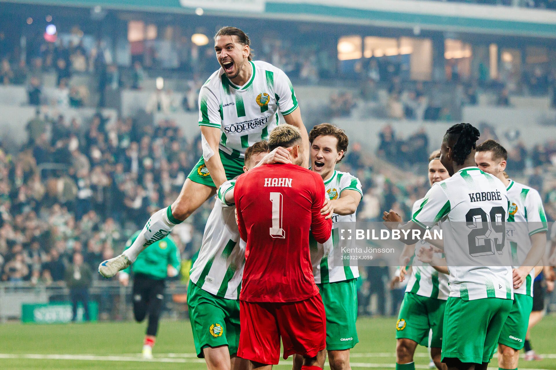 Hammarbys Nikola Vasic , målvakt Warner Hahn, Hampus