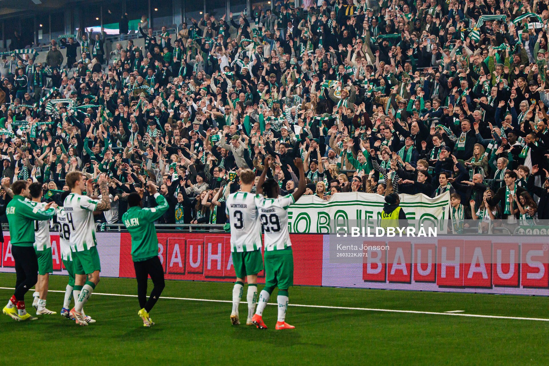 Hammarbys supportrar jublar