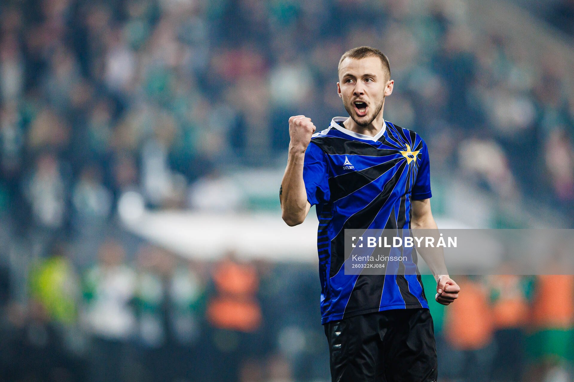 Sirius Melker Heier jublar mot Hammarbys supportrar