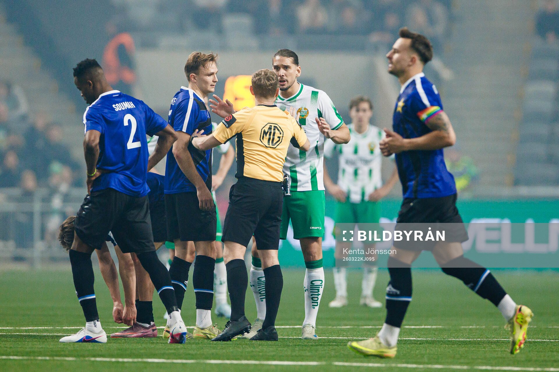 Hammarbys Nikola Vasic och domare Fredrik Klitte