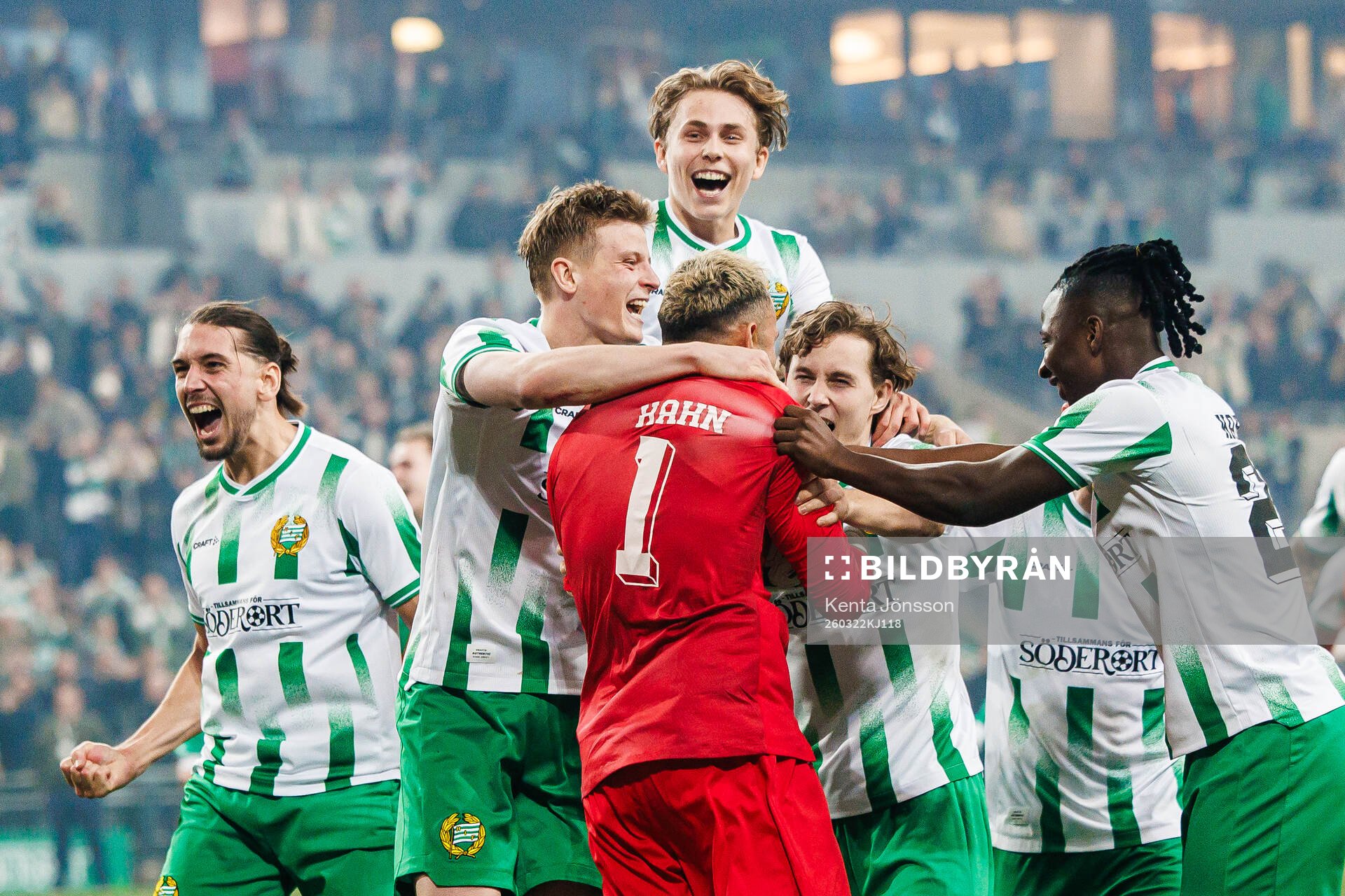 Hammarbys målvakt Warner Hahn jublar med Nikola Vasic,
