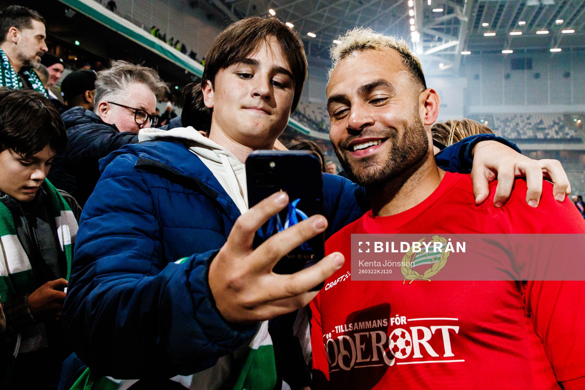 Hammarbys målvakt Warner Hahn med supportrar