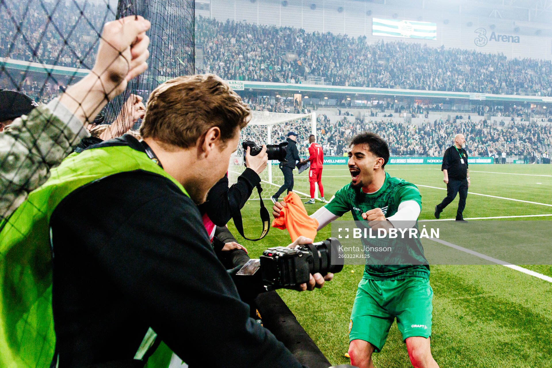 Hammarbys Montader Madjed jublar framför Hammarbys