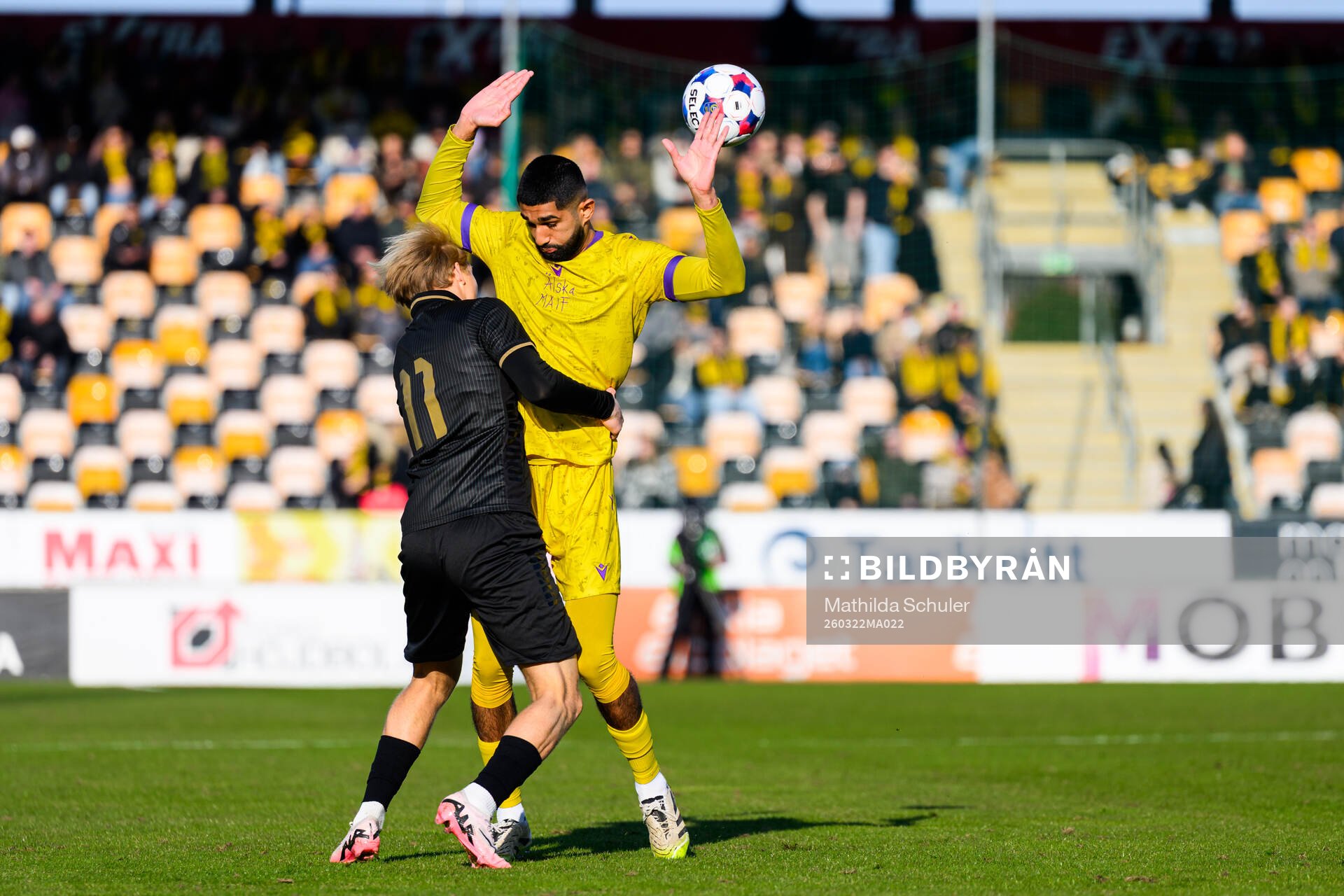 GAISs Rasmus Niklasson Petrovic och Mjällbys Abdullah Iqbal