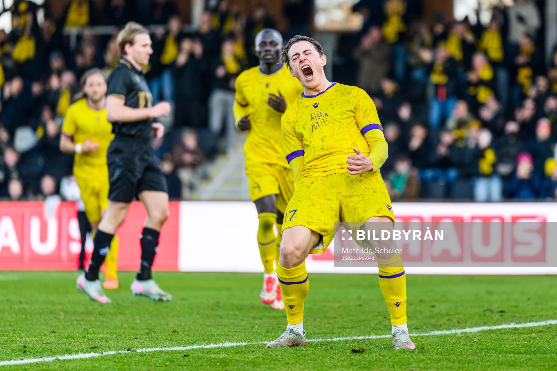 Mjällbys Elliot Stroud jublar