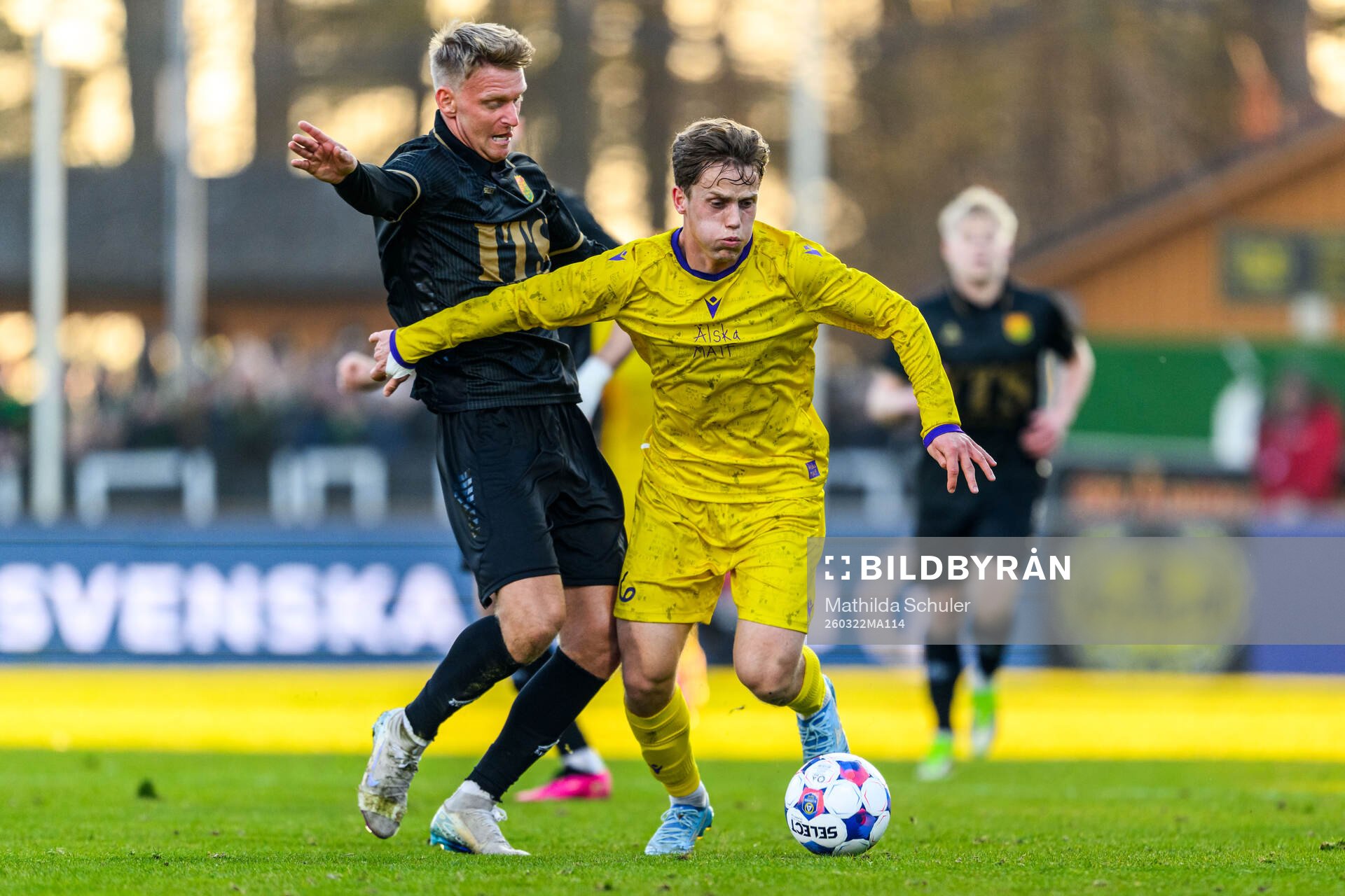 GAISs Joackim Åberg och Mjällbys Ludwig Malachowski