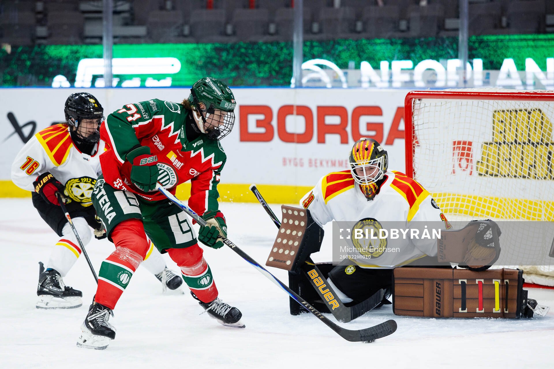 Frölundas Emily Nix mot Brynäs målvakt Klara Peslarova