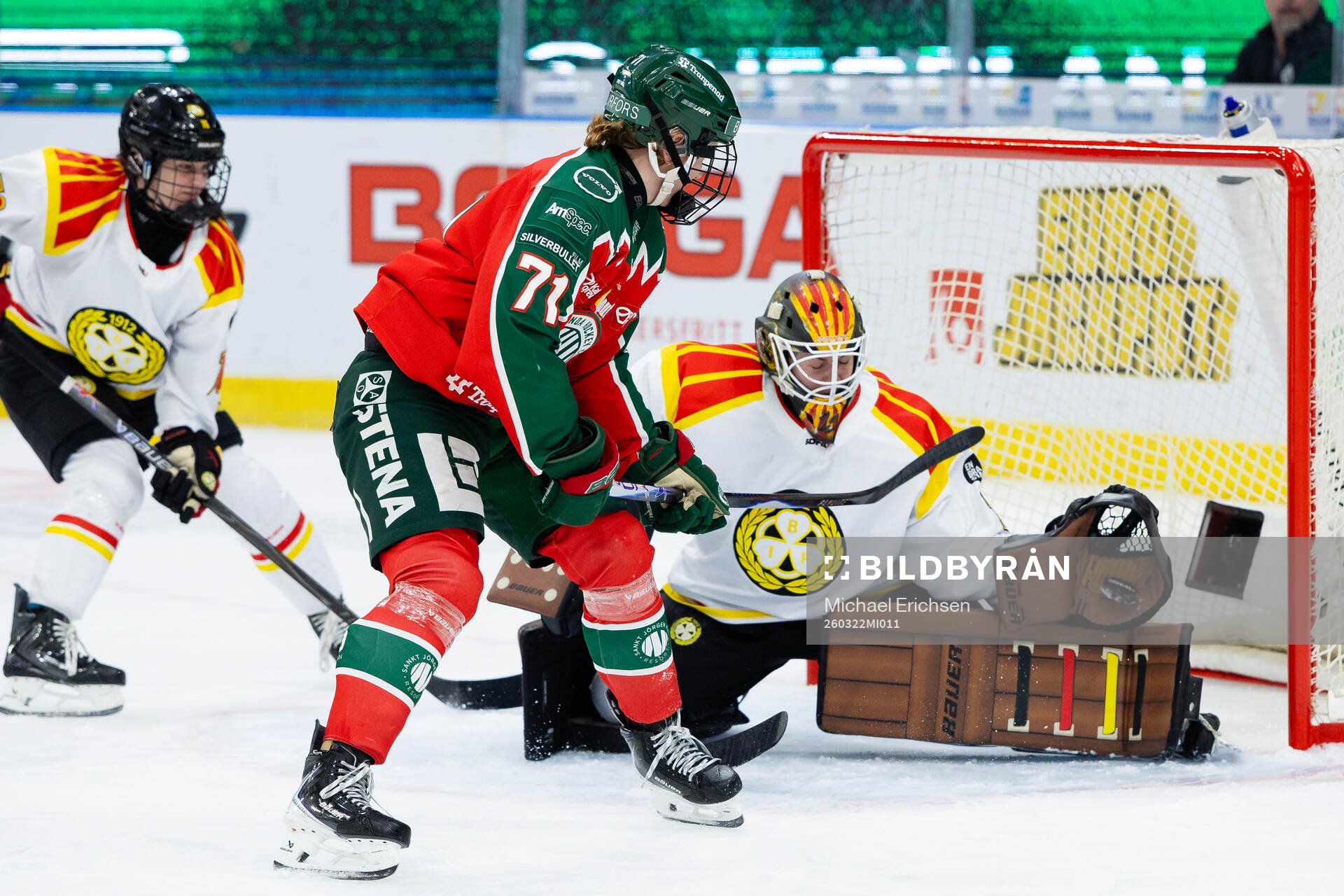 Brynäs målvakt Klara Peslarova räddar ett skott från
