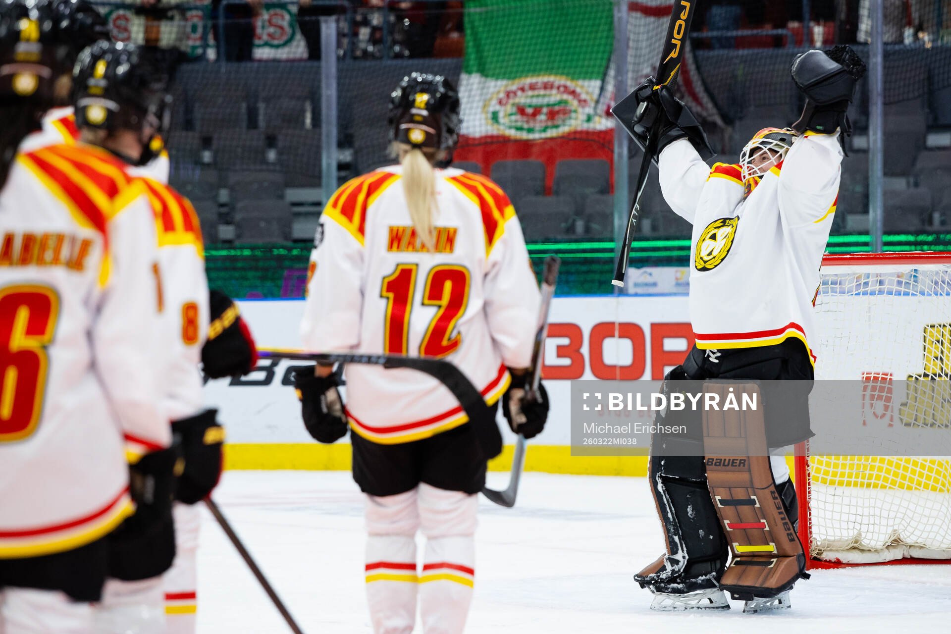 Brynäs målvakt Klara Peslarova jublar